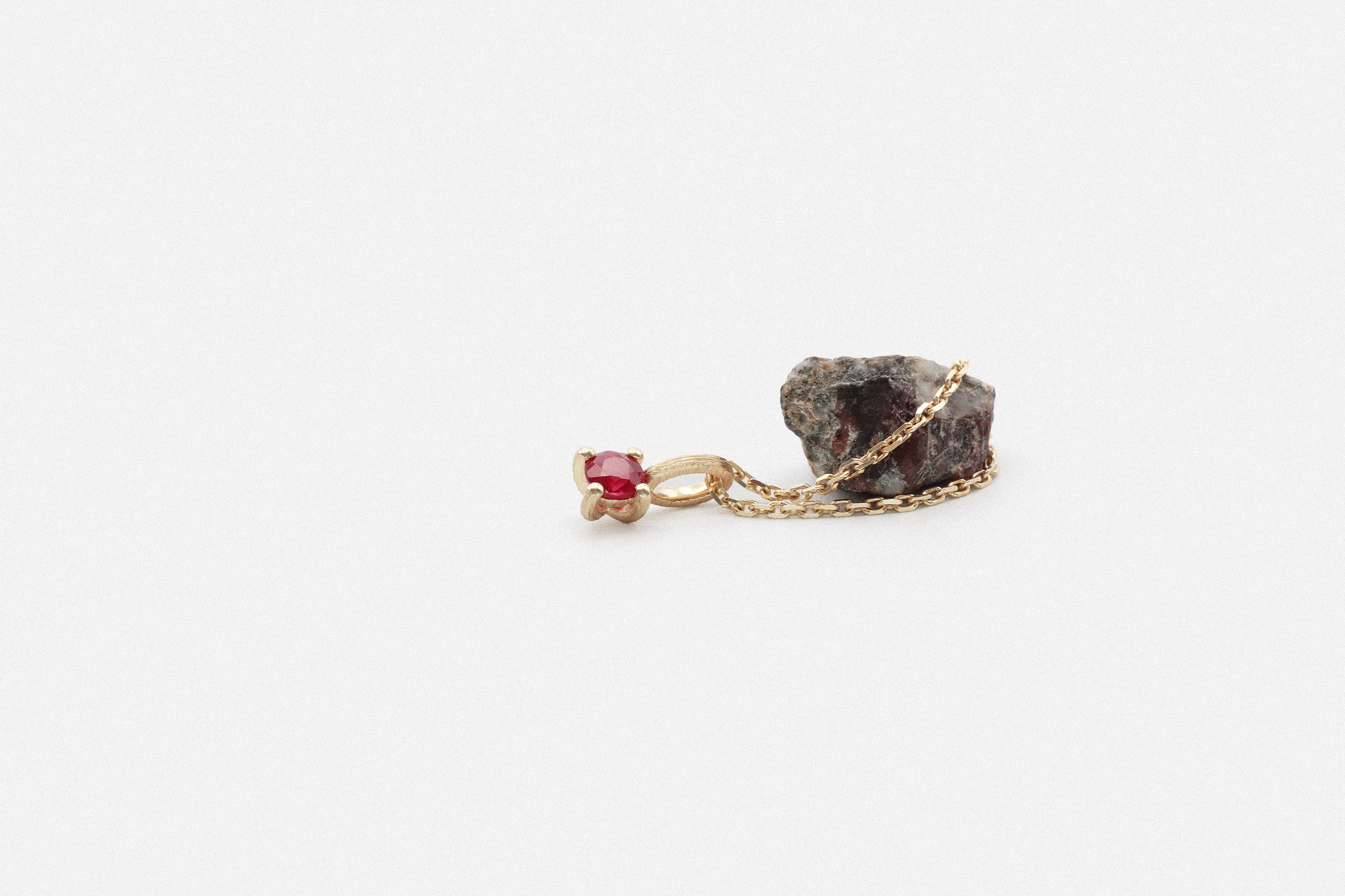 geboortesteen hanger met robijn met ruwe robijnsteen, ontdek betekenisvolle sieraden van narrae