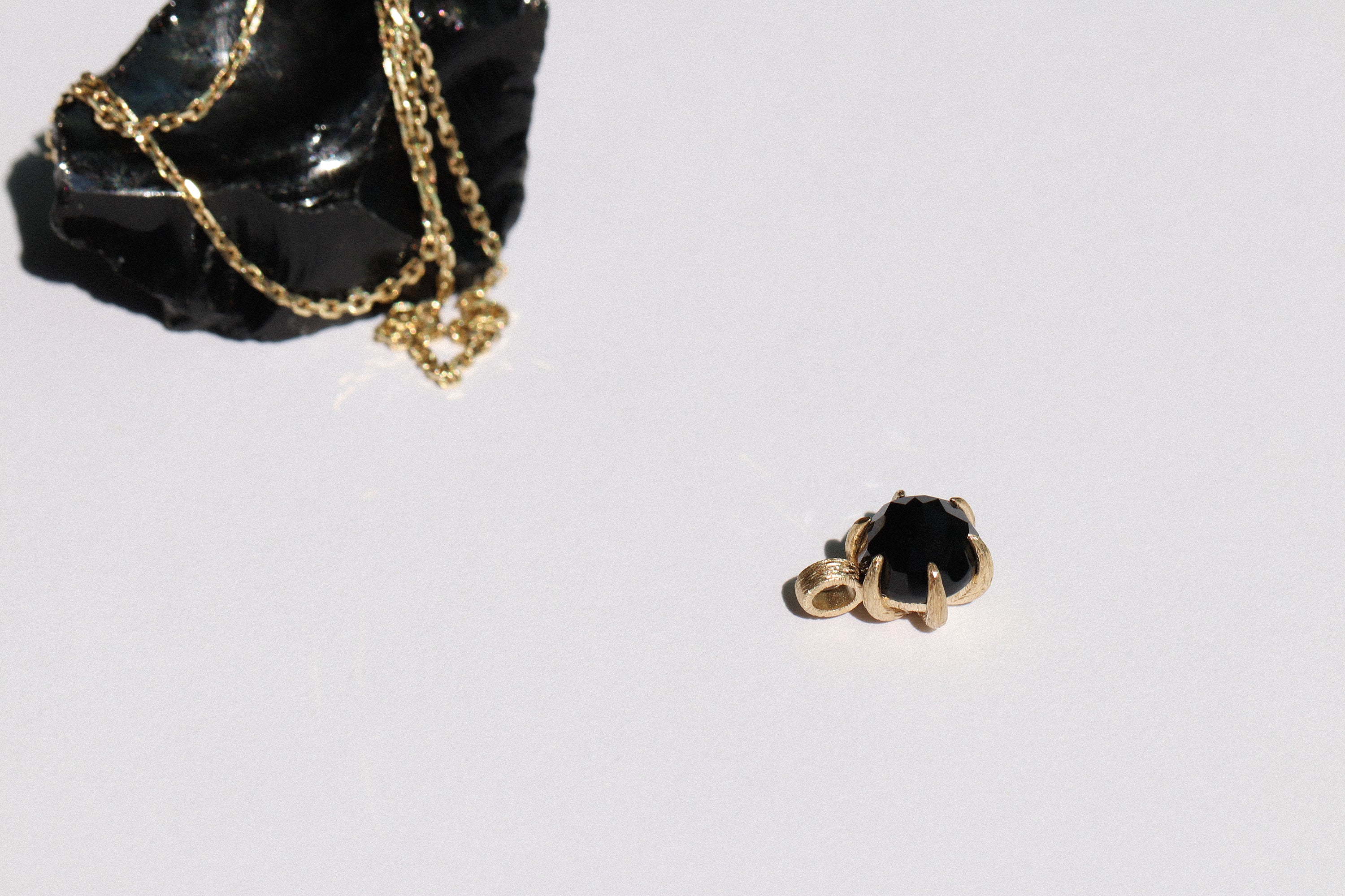 14-karaats gouden hanger met zwarte obsidiaan, ketting over ruwe obsidiaansteen, ontdek betekenisvolle sieraden van narrae