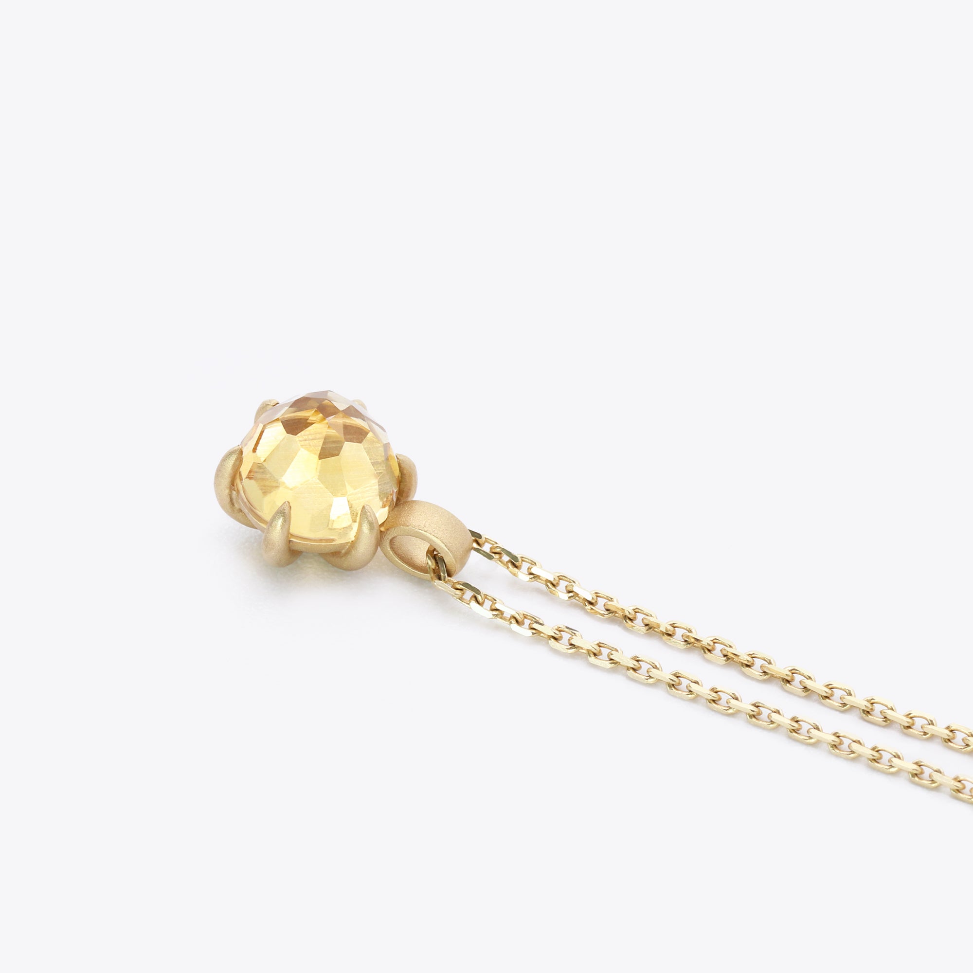 14-karaats gouden ketting met citrien hanger in sandblast finish, luxe sieraad dat geluk en voorspoed symboliseert, narrae