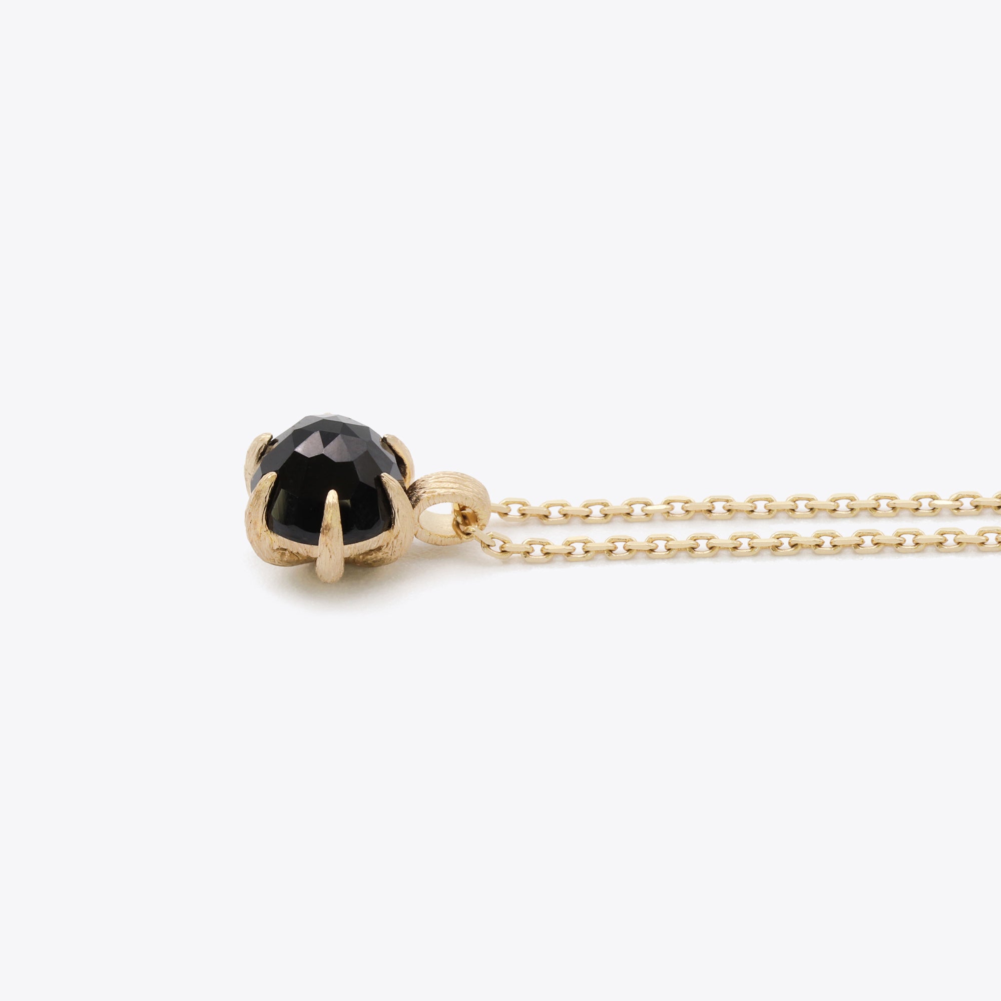 14-karaats gouden ketting met zwarte obsidiaan hanger in brushed finish, luxe sieraad voor bescherming en kracht, narrae