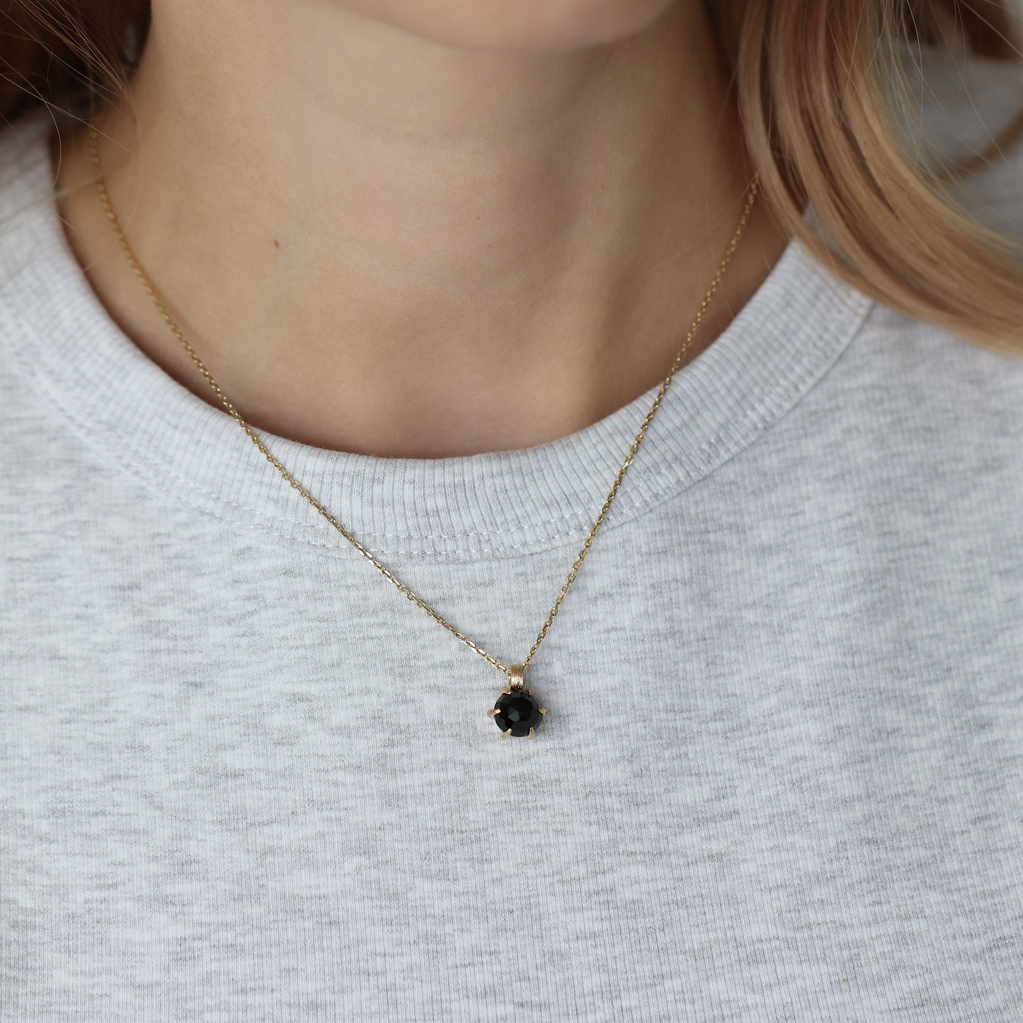 14-karaats gouden ketting met zwarte obsidiaan hanger in brushed finish, gedragen om de hals, luxe sieraad voor bescherming en kracht, narrae