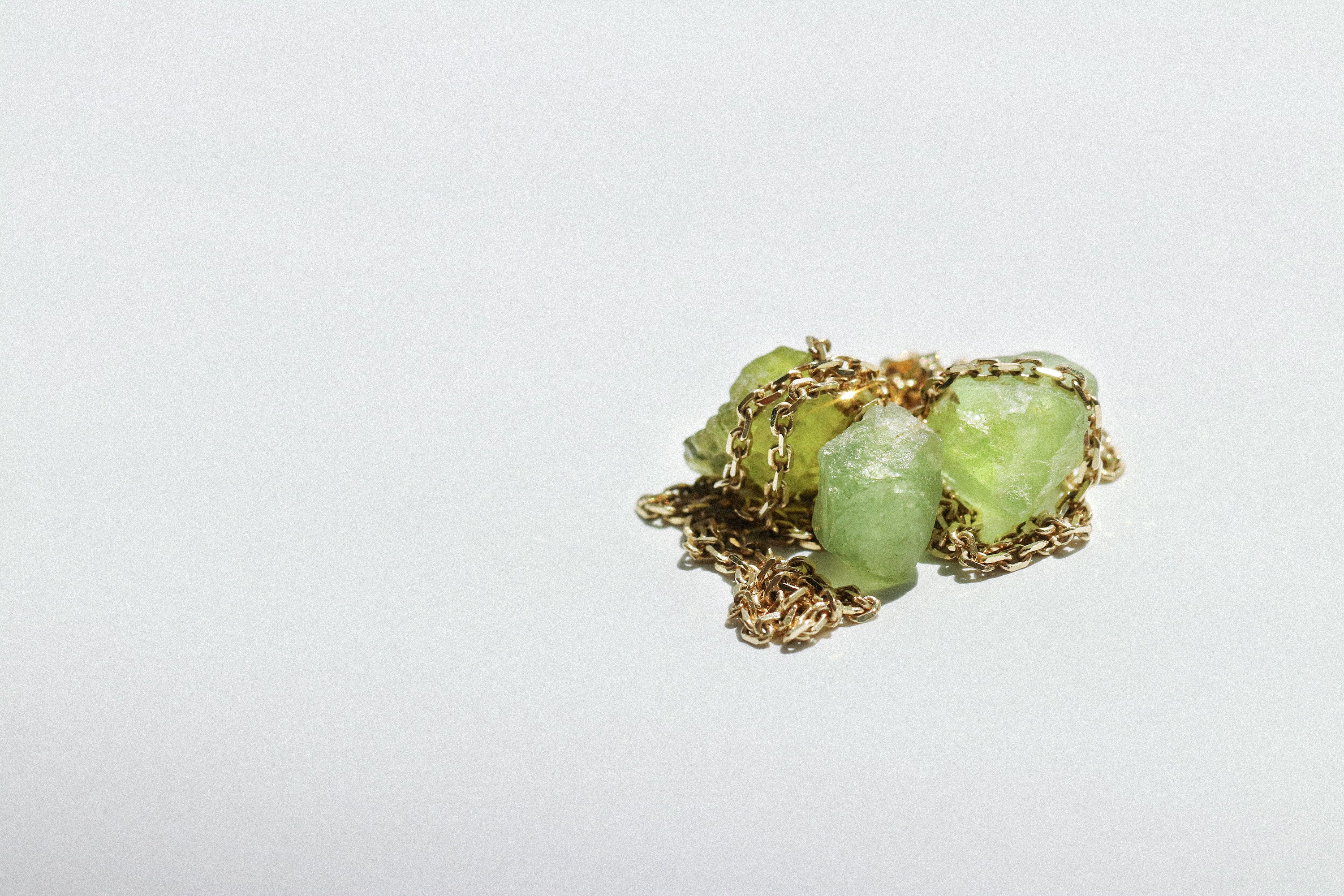 14-karaats gouden ketting over ruwe peridootstenen, ontdek betekenisvolle sieraden van narrae