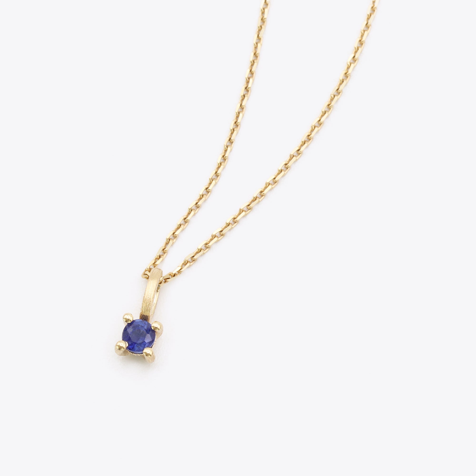 14-karaats gouden ketting met blauwe saffier hanger, geboortesteen september, narrae