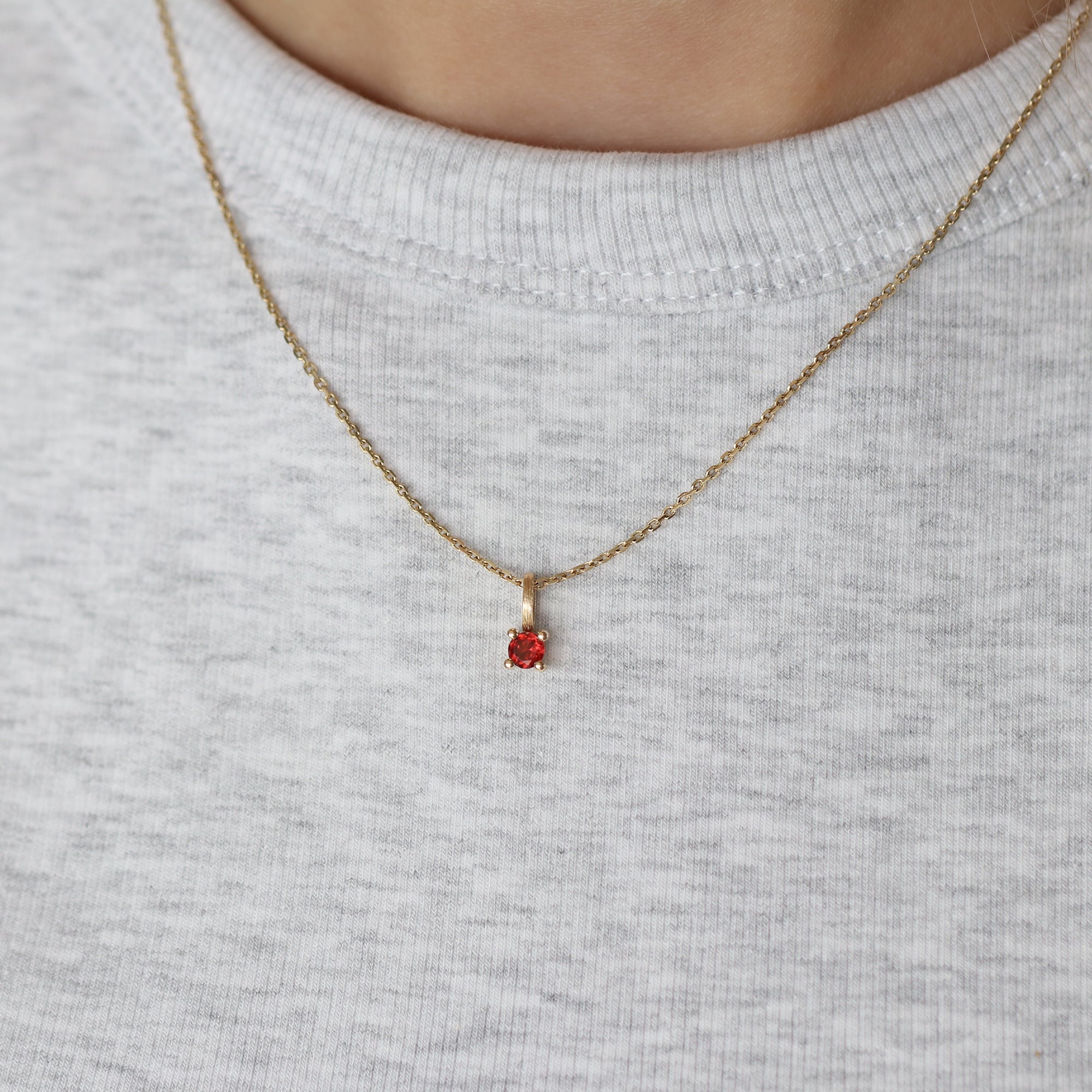 14-karaats gouden ketting met granaat hanger, januari geboortesteen, gedragen om de hals, narrae