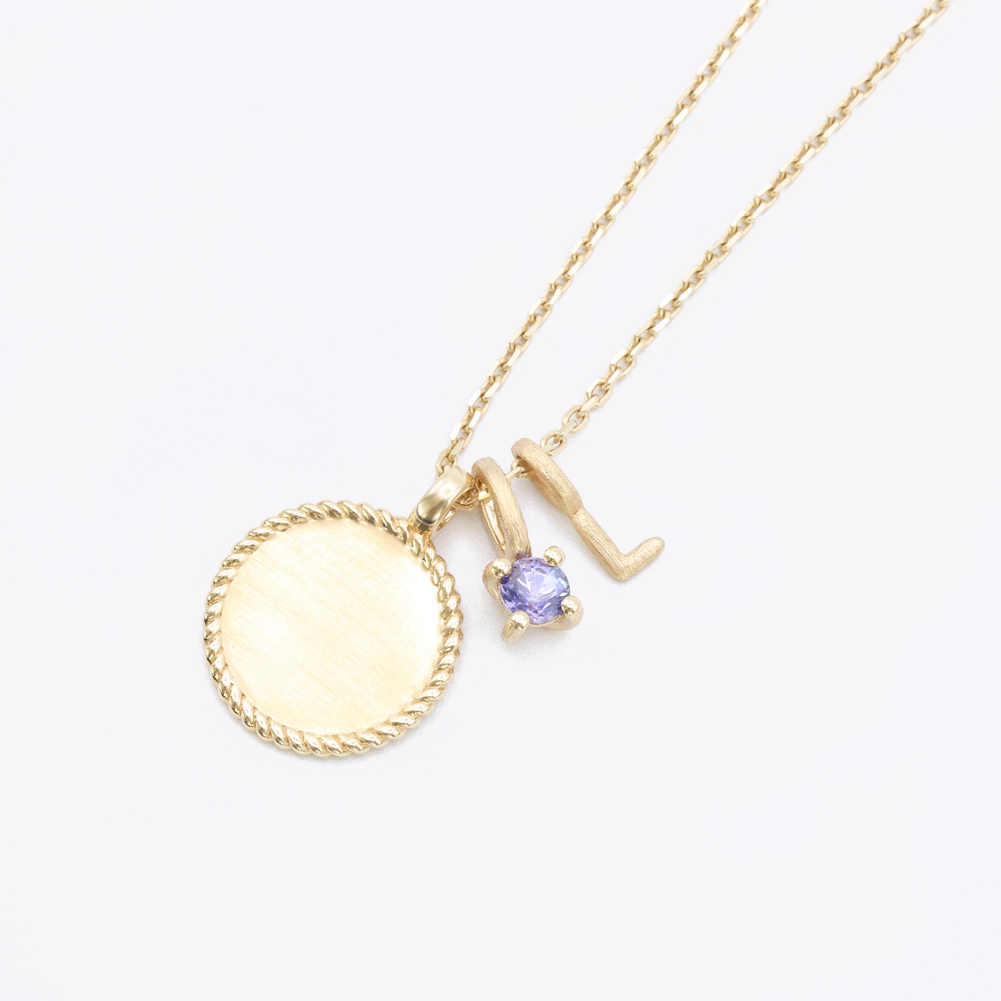 14-karaats gouden hangers met geboortesteen, munt en initiaal. Sieraden met bijzondere betekenis, ontdek de collectie van narrae
