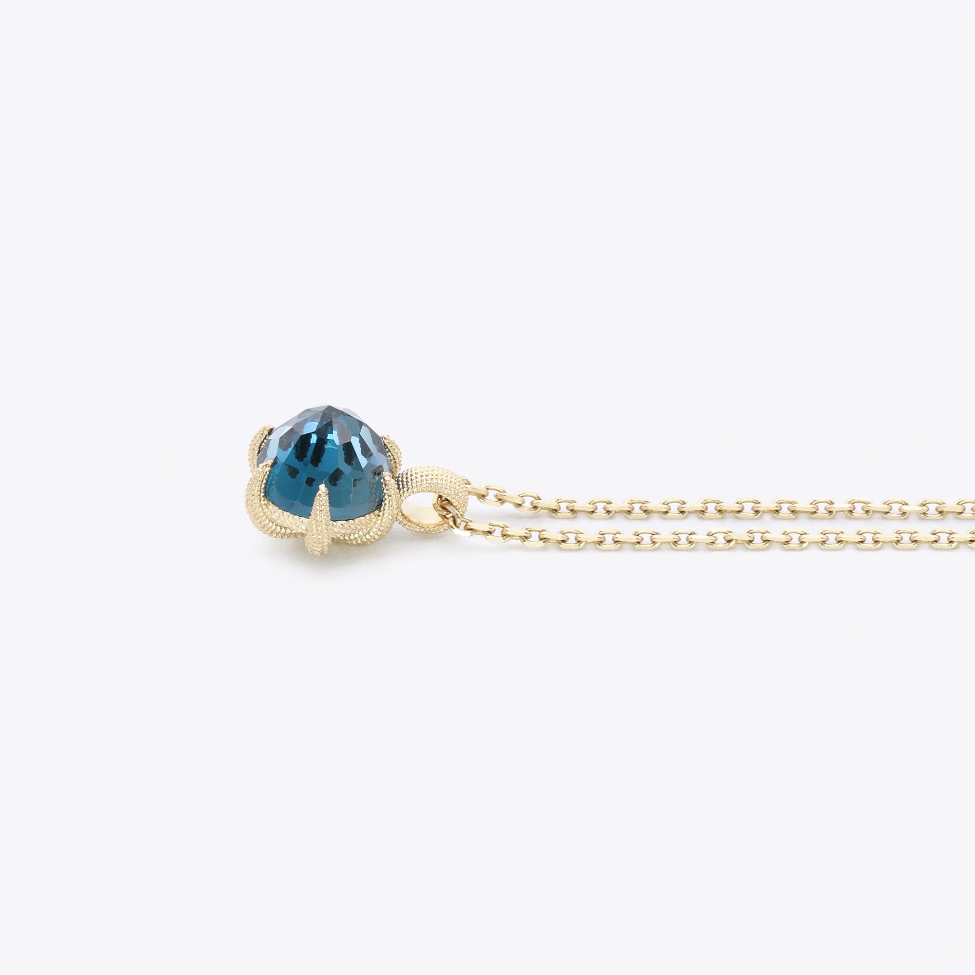 14-karaats gouden ketting met London Blue Topaas hanger in florentine finish, luxe sieraad dat creativiteit en kracht symboliseert, narrae