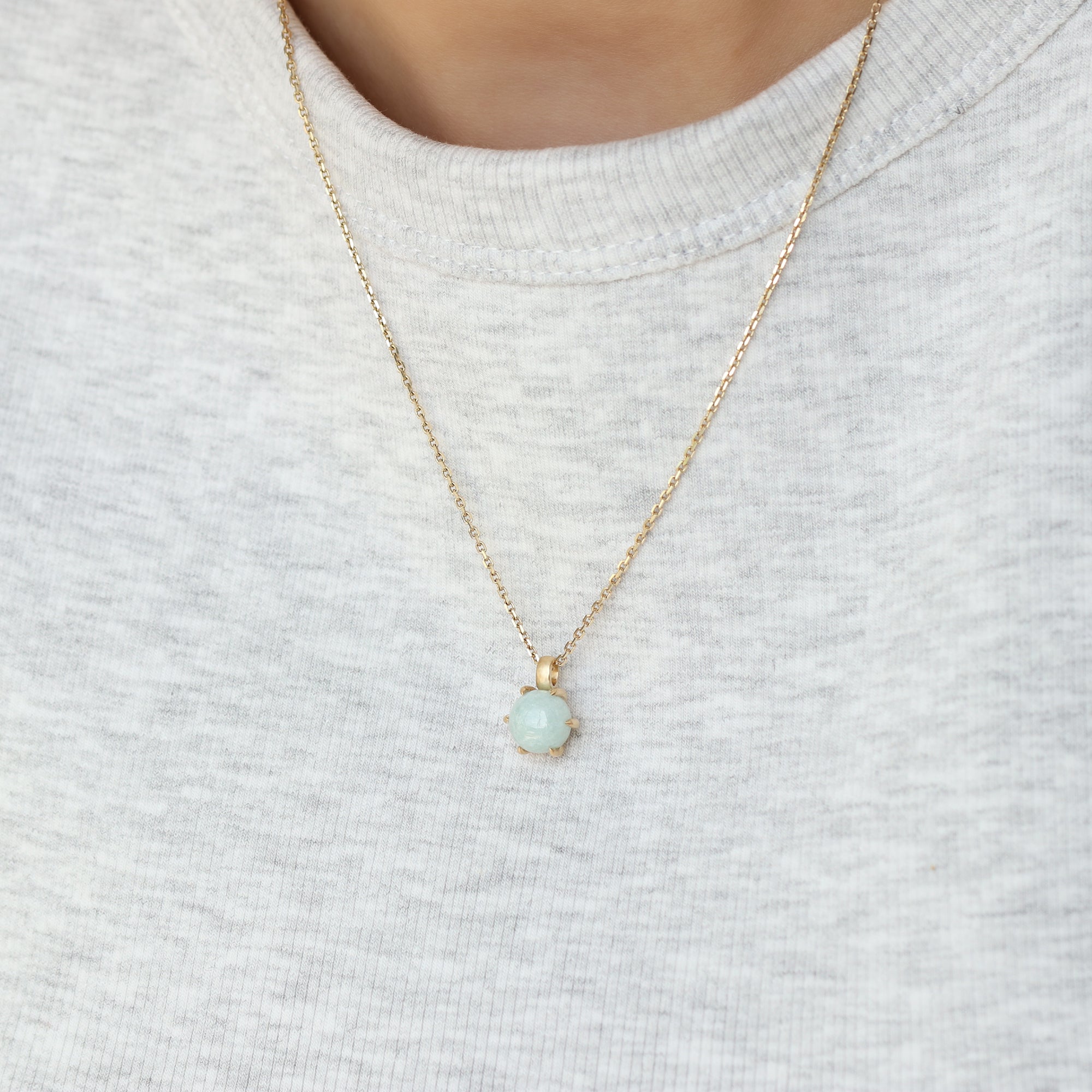 14-karaats gouden ketting met Milky Aquamarijn hanger in satin finish, luxe sieraad dat intuïtie en zelfvertrouwen symboliseert, gedragen om de hals, narrae