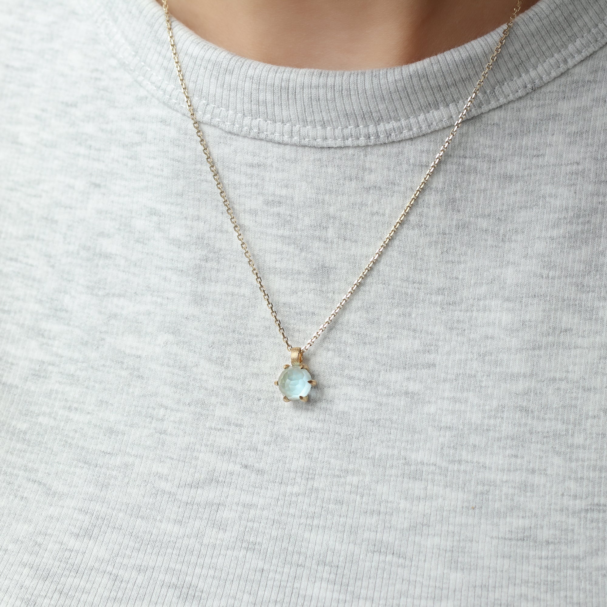 14-karaats gouden hanger met Sky Blue Topaas in brushed finish, luxe sieraad dat helderheid en creativiteit symboliseert, gedragen om hals, narrae
