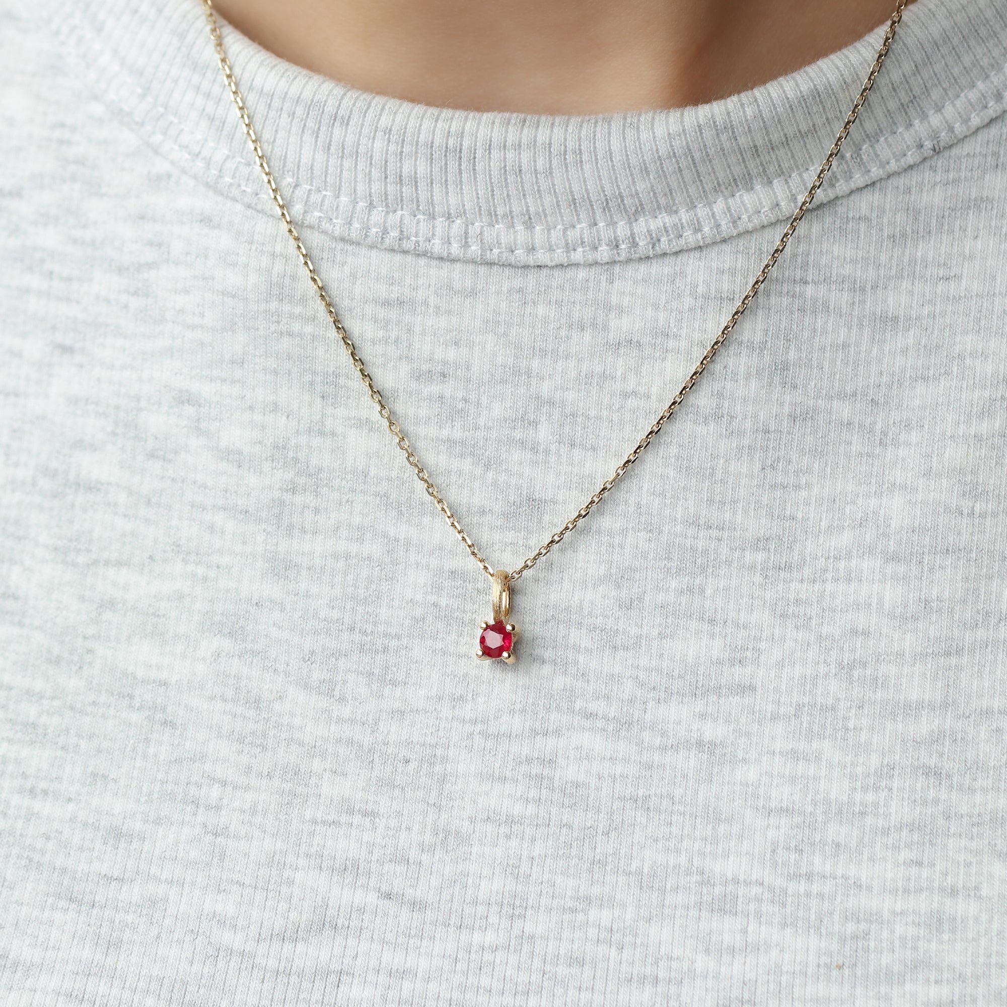14-karaats gouden ketting met robijn hanger, juli geboortesteen, gedragen om de hals, narrae