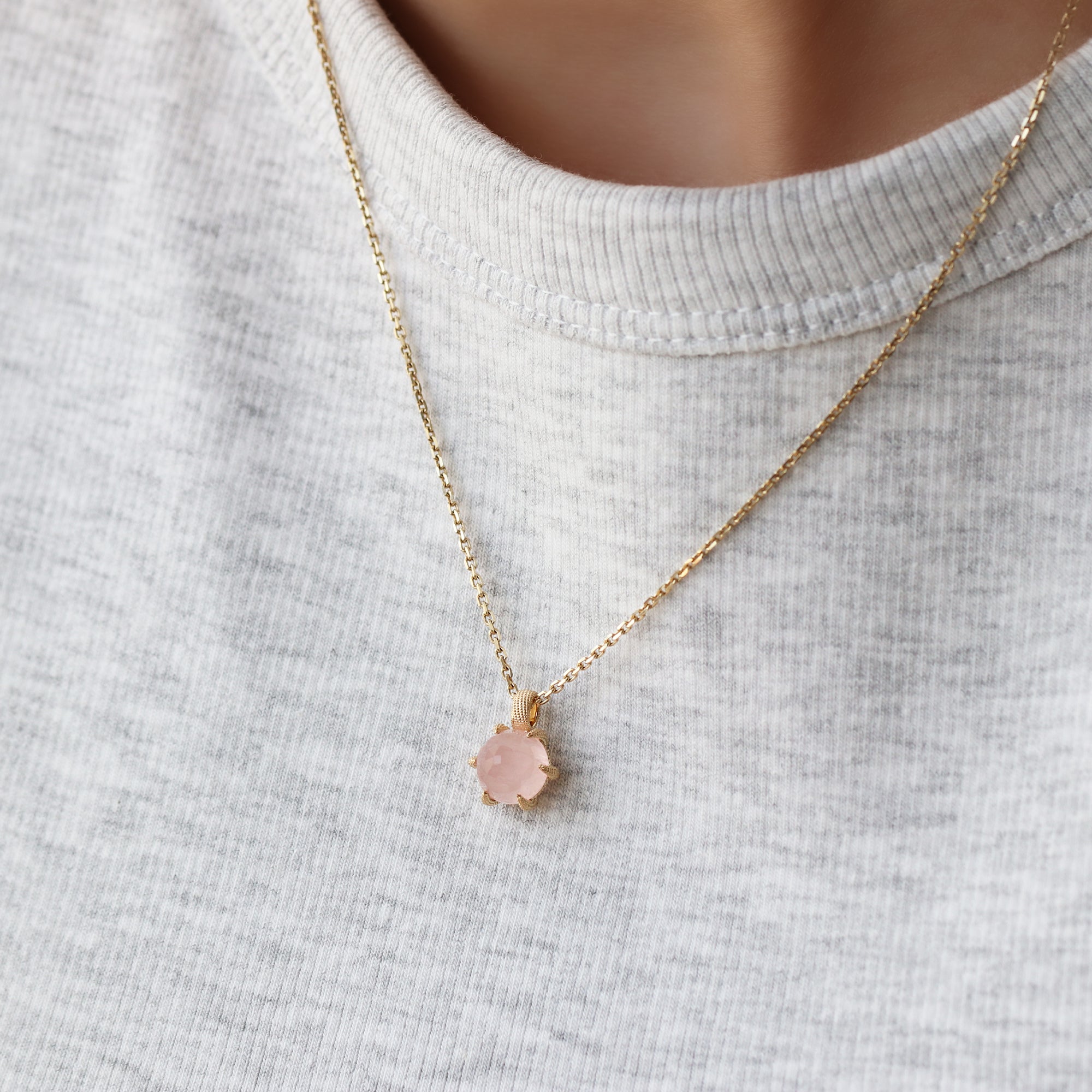 14-karaats gouden ketting met rozenkwarts hanger in florentine finish, symbool voor zelfliefde en liefde, gedragen om de hals, narrae