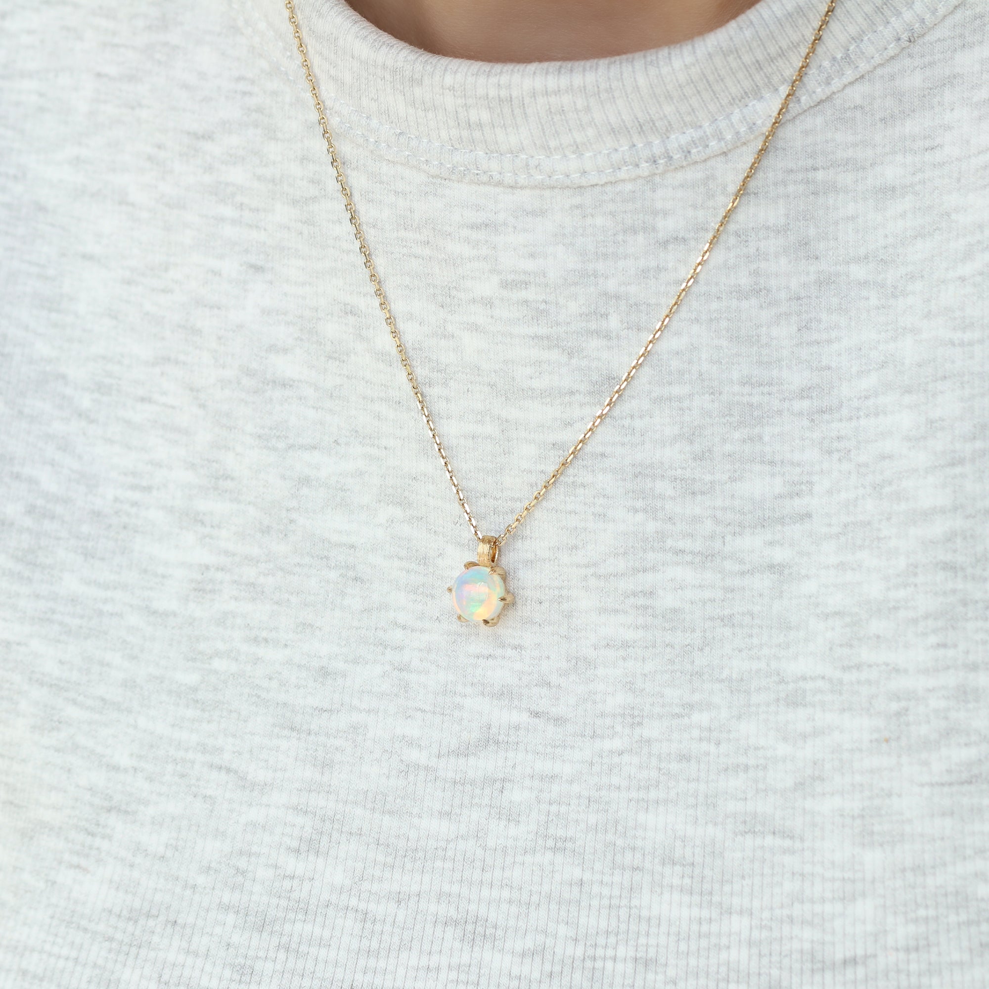 4-karaats gouden ketting met Ethiopische opaal hanger in brushed finish, luxe sieraad dat creativiteit en intuïtie symboliseert, gedragen om de hals, narrae