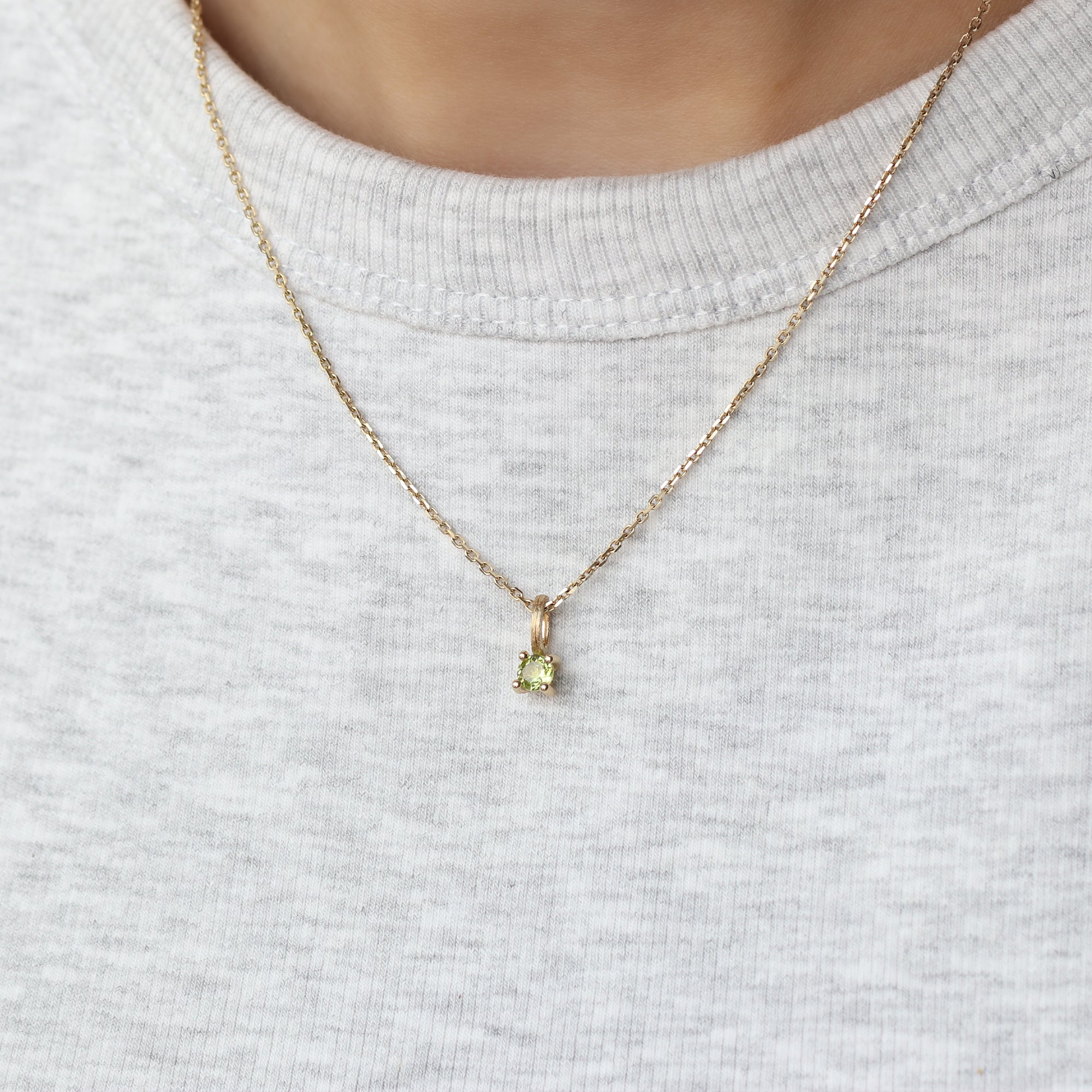 14-karaats gouden ketting met peridoot hanger, augustus geboortesteen, gedragen om de hals, narrae