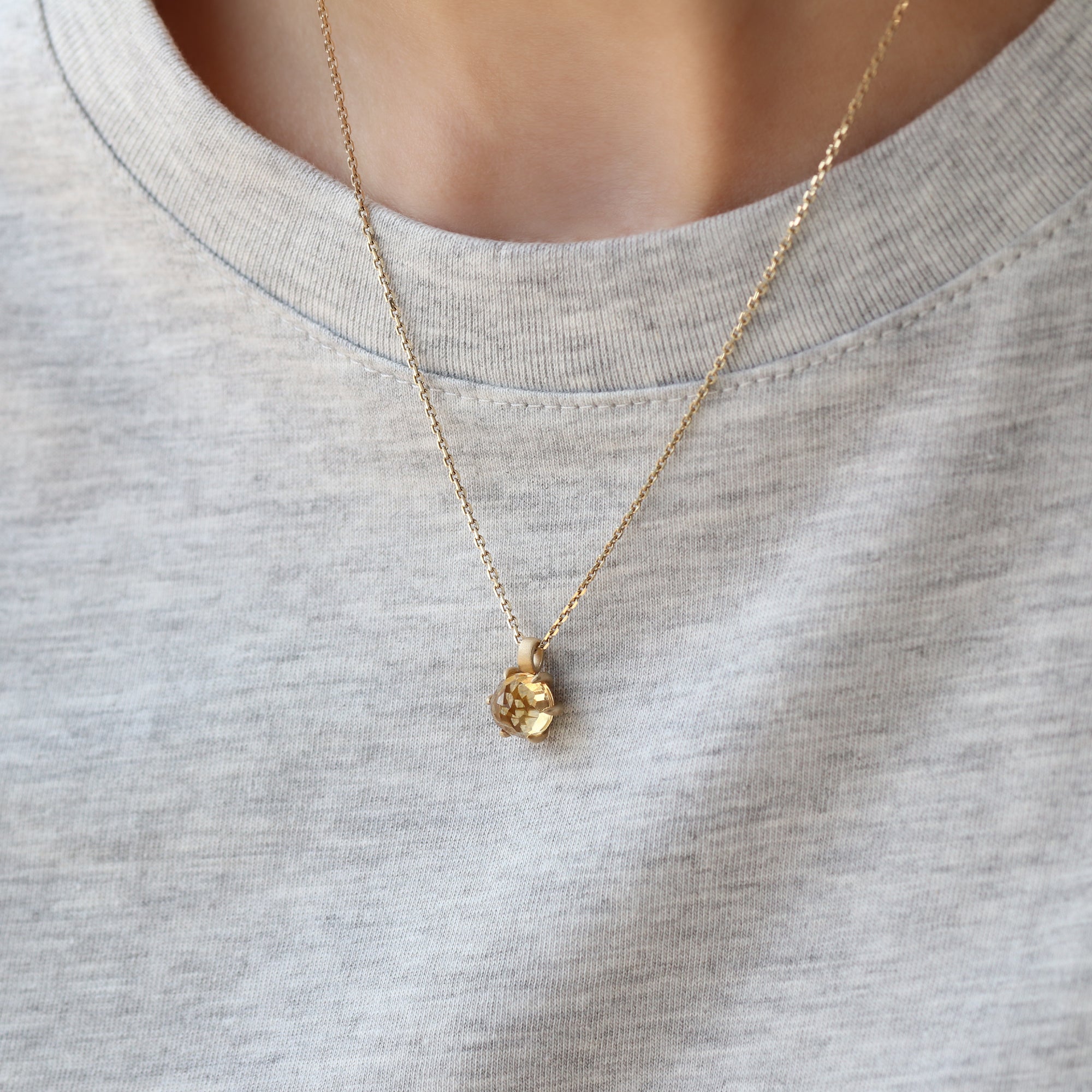 14-karaats gouden ketting met citrien hanger in sandblast finish, symbool voor geluk en voorspoed, gedragen om de hals, narrae