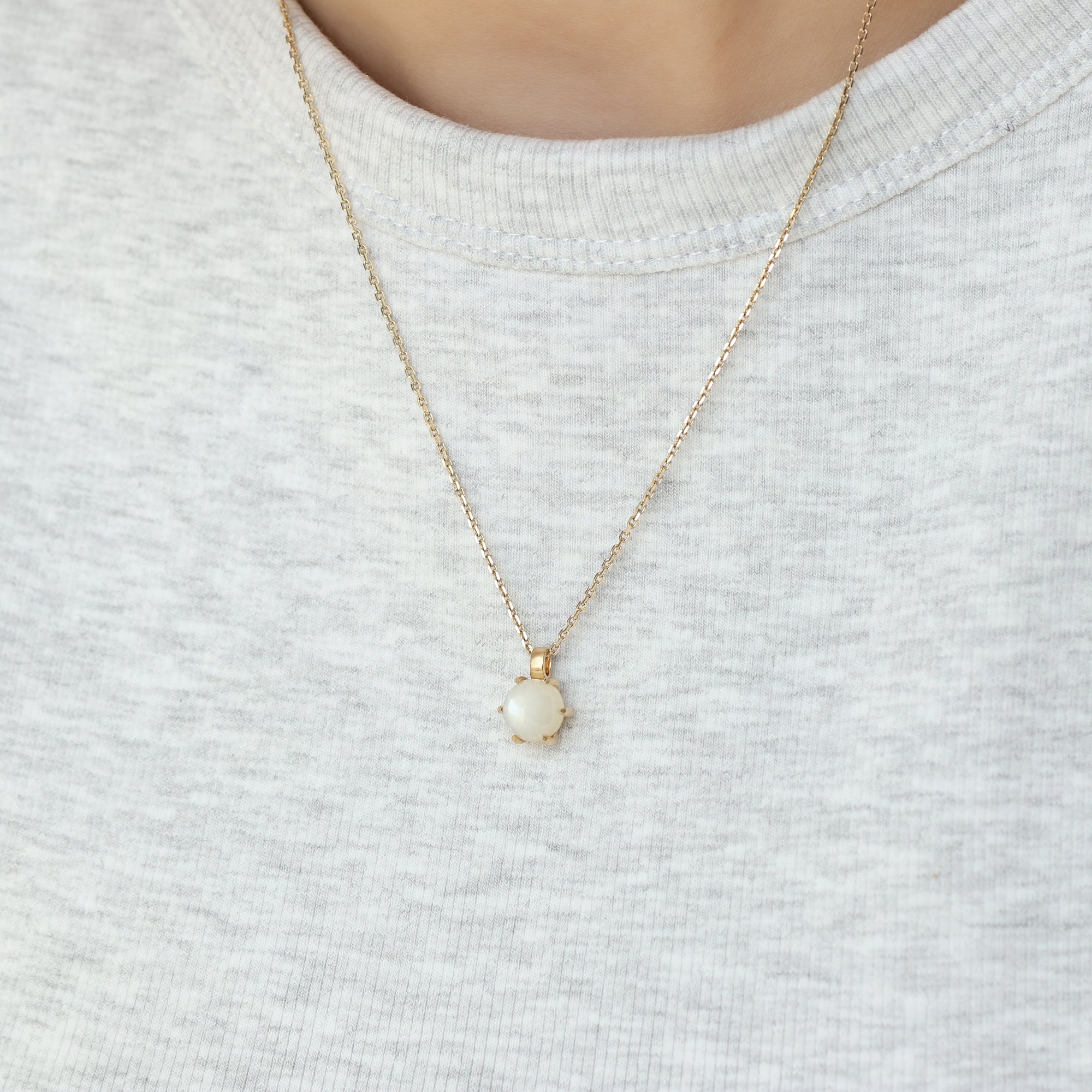 14-karaats gouden ketting met witte maansteen hanger in satin finish, symbool voor een nieuw begin en intuïtie, gedragen om de hals, narrae