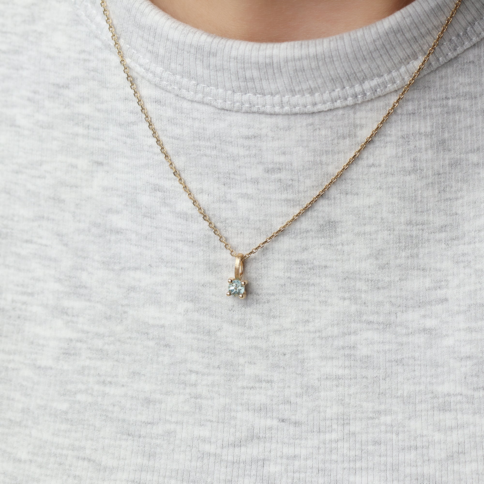 14-karaats gouden ketting met aquamarijn hanger, maart geboortesteen, gedragen om de hals, narrae