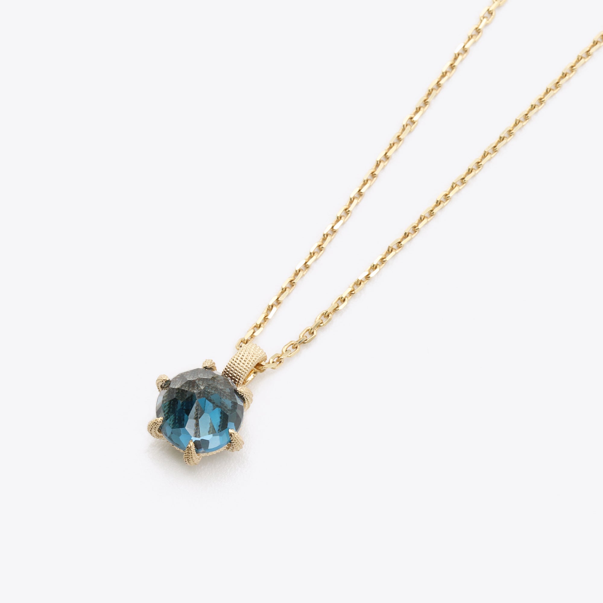 14-karaats gouden ketting met London Blue Topaas hanger in florentine finish, luxe sieraad dat creativiteit en kracht symboliseert, narrae