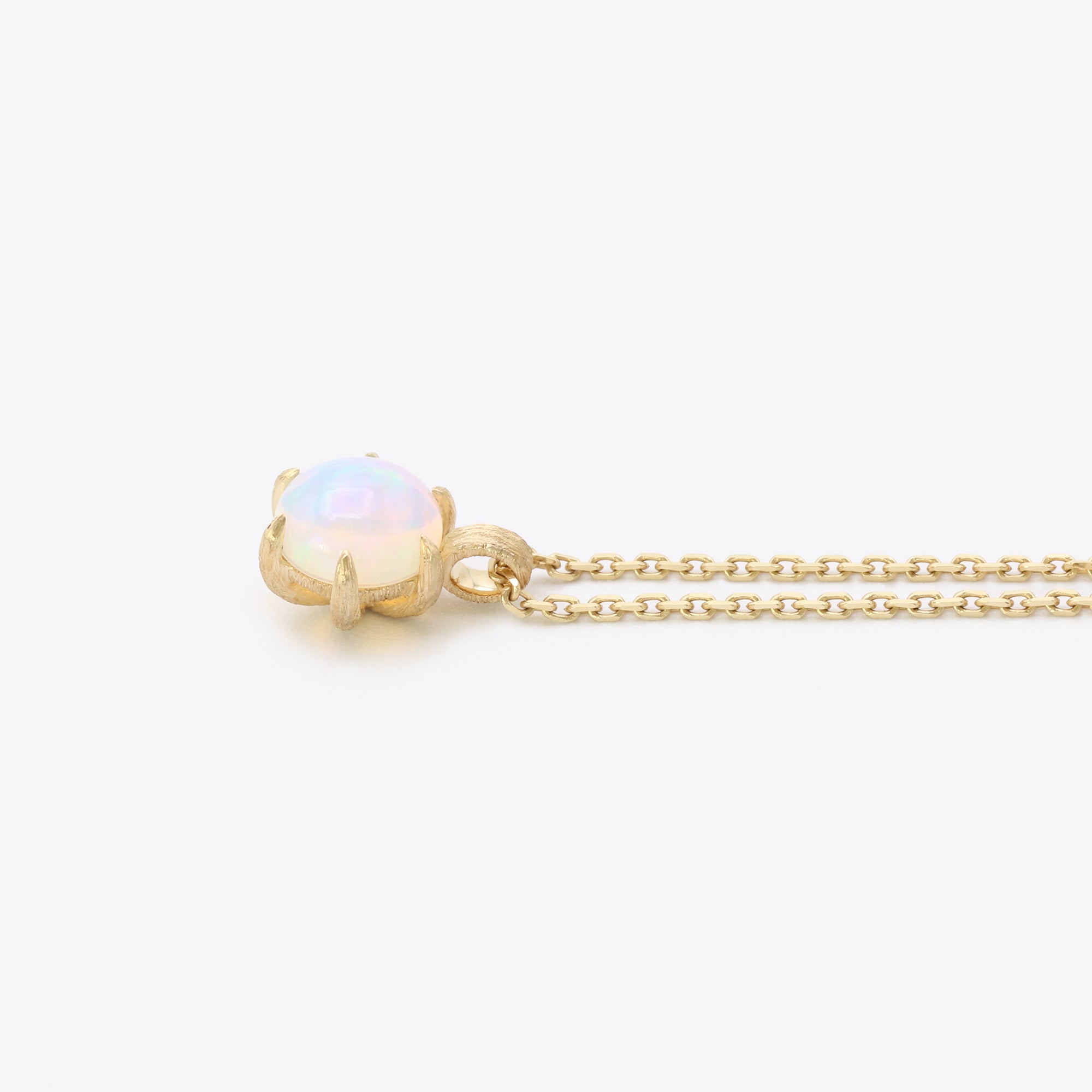 14-karaats gouden ketting met Ethiopische opaal hanger in brushed finish, luxe sieraad dat creativiteit en intuïtie symboliseert, narrae