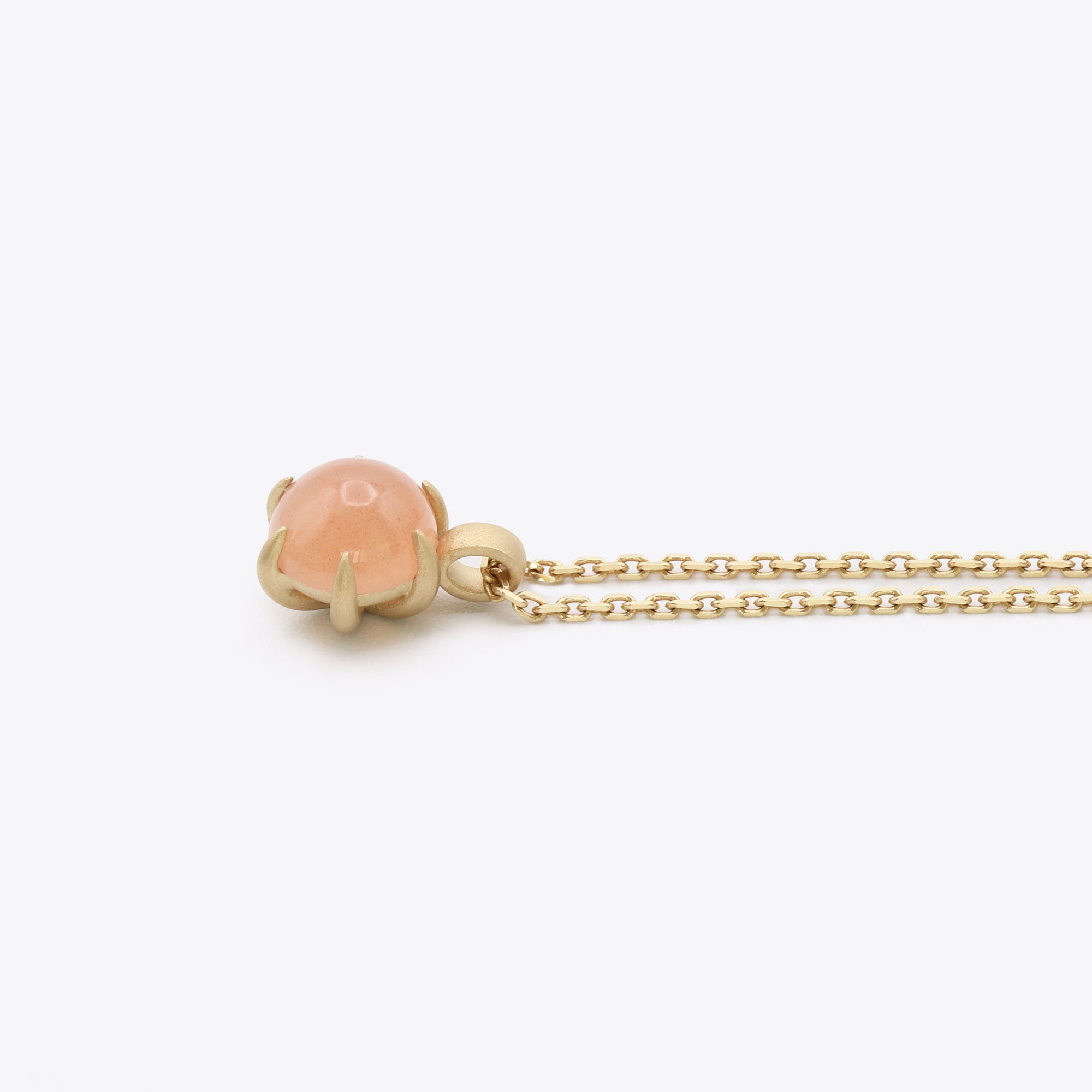 14-karaats gouden ketting met perzik maansteen hanger in sandblast finish, luxe sieraad dat liefde en intuïtie symboliseert, narrae