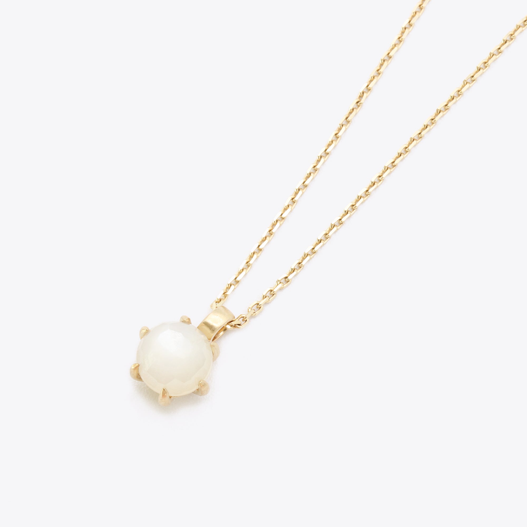 14-karaats gouden ketting met witte maansteen hanger in satin finish, luxe sieraad dat een nieuw begin en intuïtie symboliseert, narrae