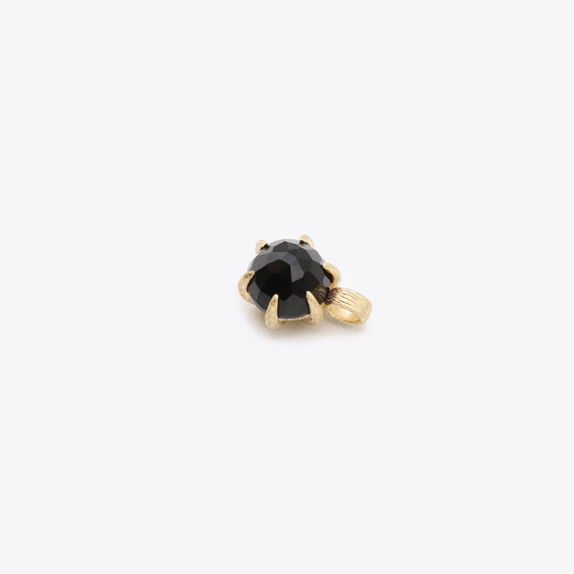 14-karaats gouden hanger met zwarte obsidiaan in brushed finish, luxe sieraad dat bescherming en kracht symboliseert, narrae.