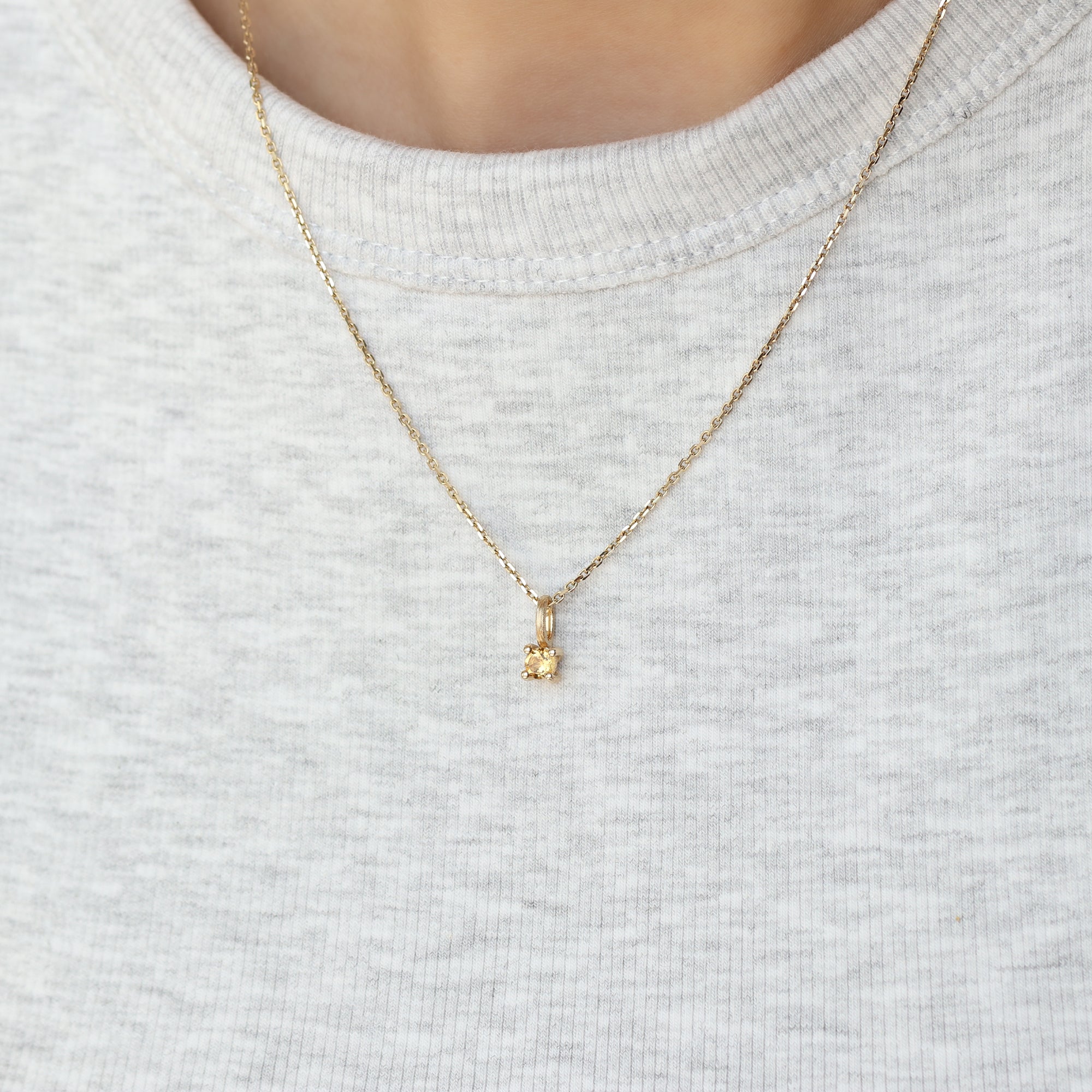 14-karaats gouden ketting met citrien hanger, november geboortesteen, gedragen om de hals, narrae