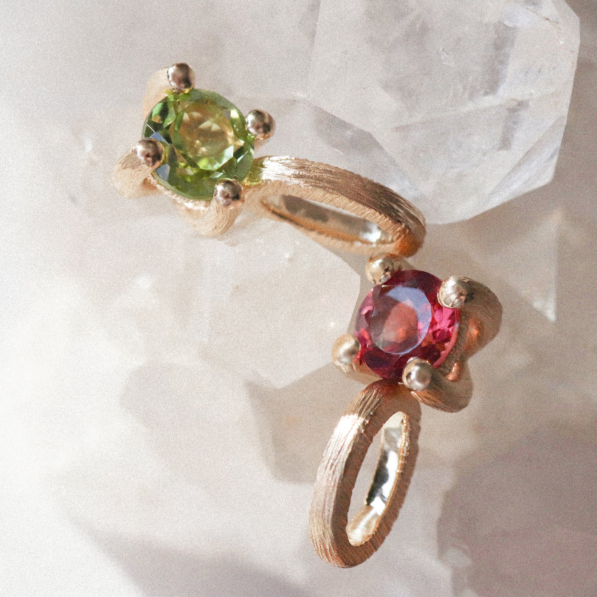 14-karaats gouden hangers met peridoot en granaat geboortestenen, luxe handgemaakte sieraden van narrae