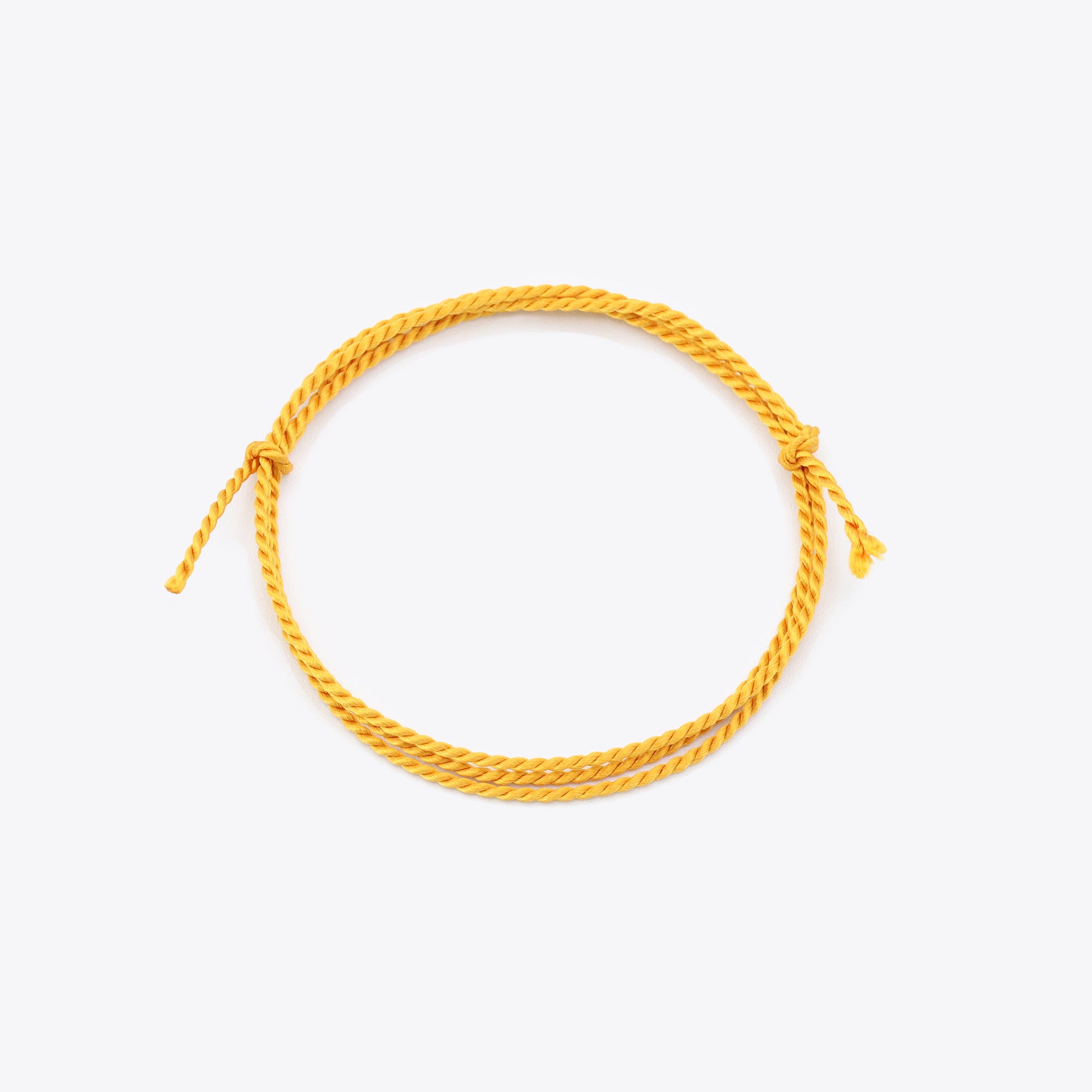 Okergeel natuursatijn koord voor het maken van een armband of ketting