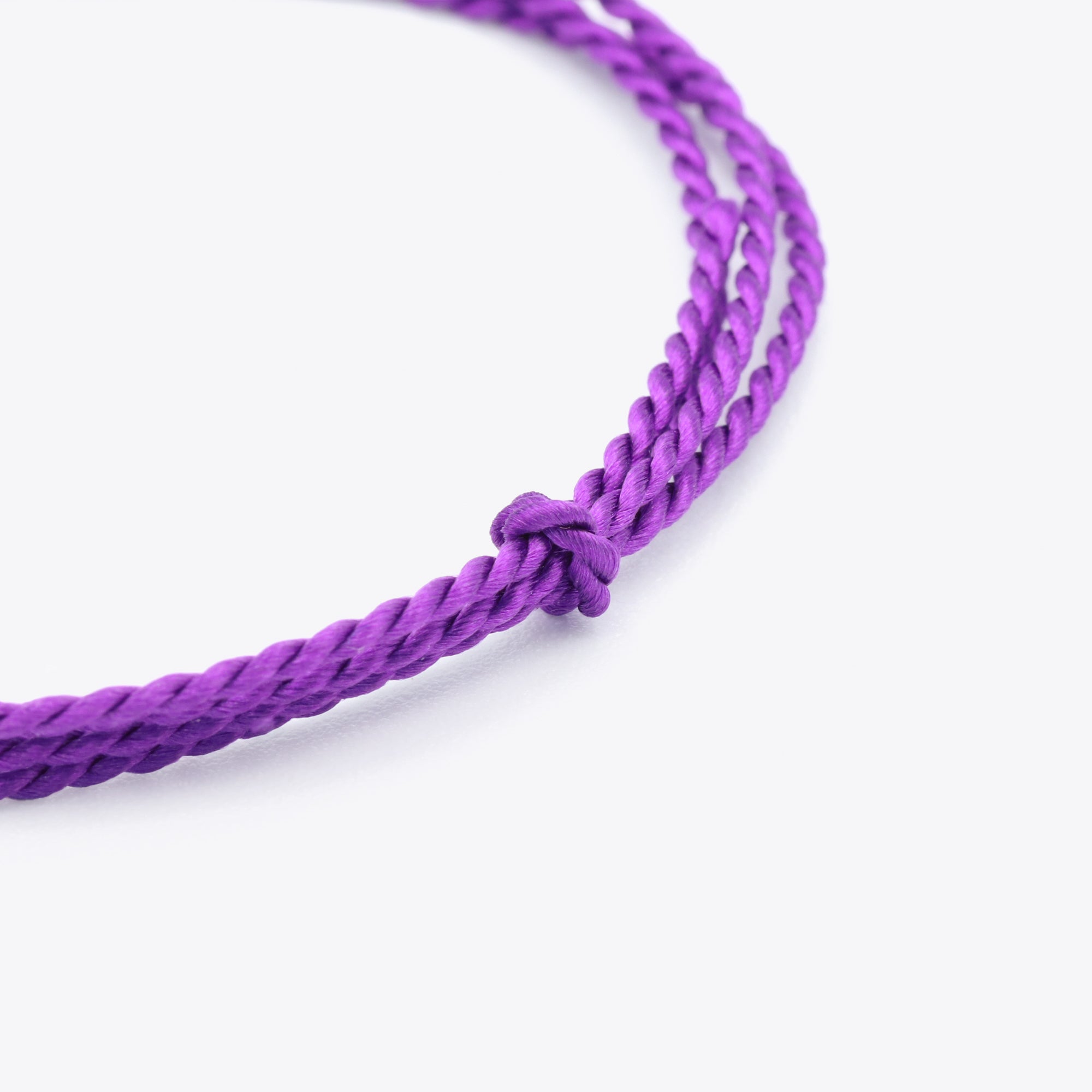 Close-up van paars natuursatijn koord voor het maken van een armband of ketting