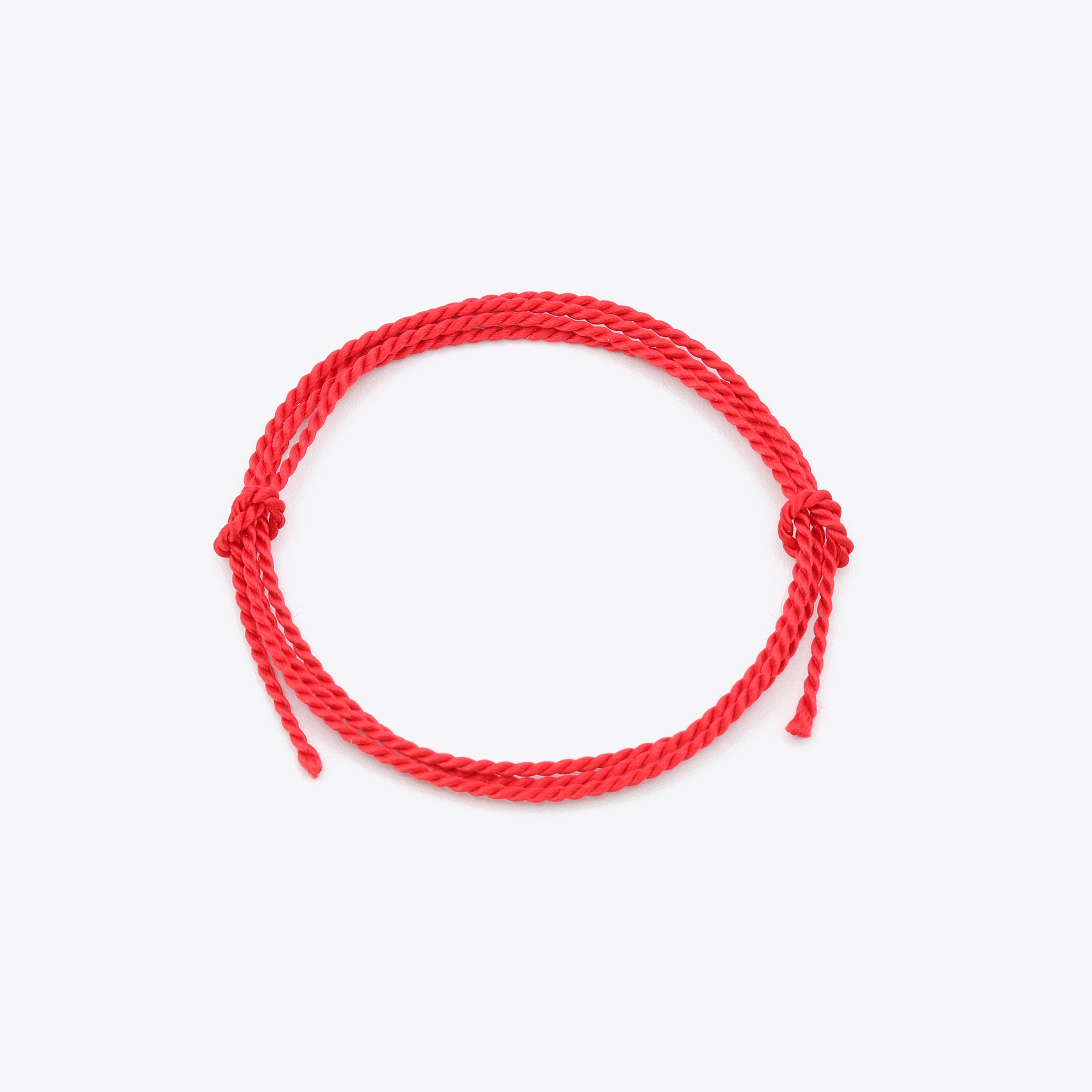 Close-up van rood natuursatijn koord voor het maken van een armband of ketting