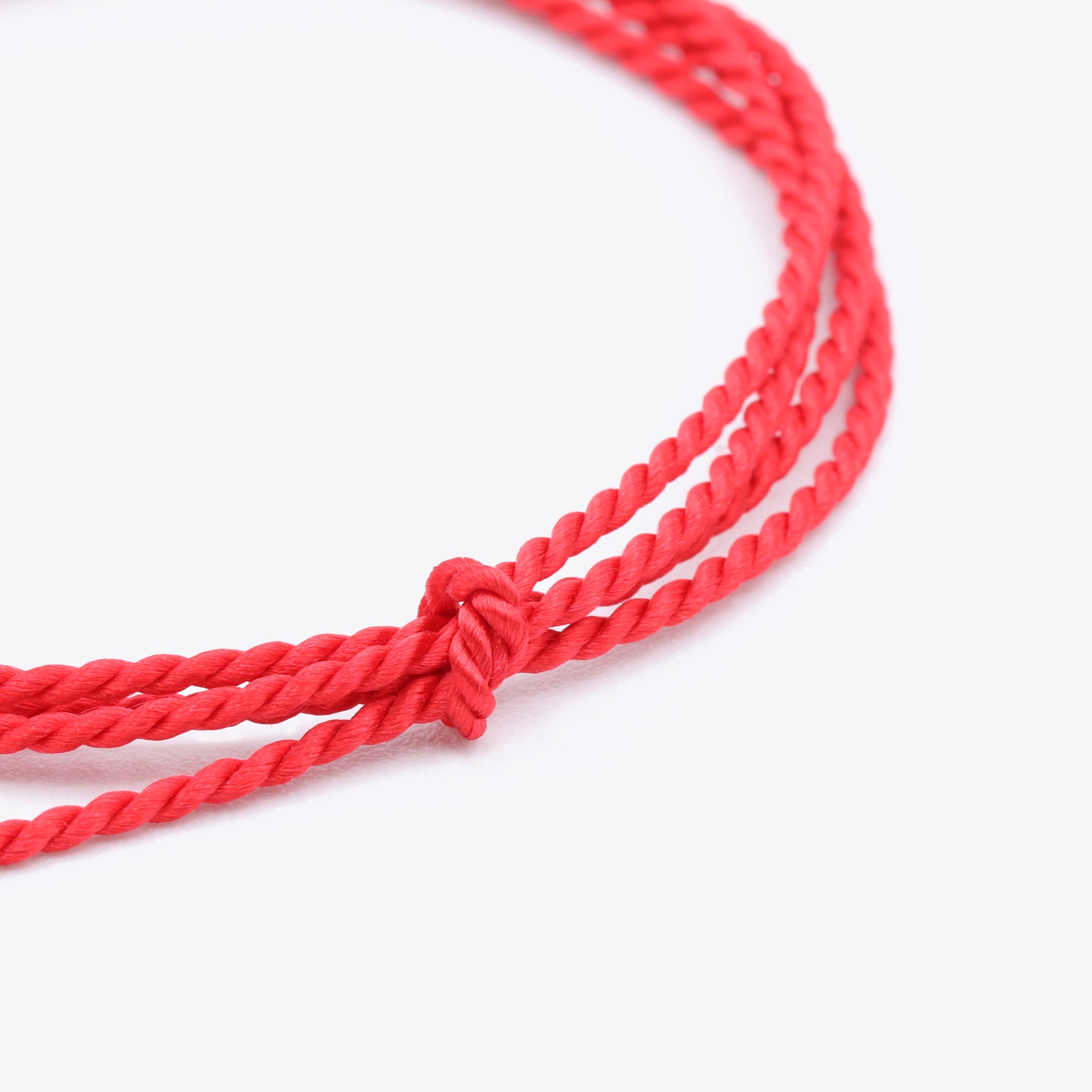 Close-up van rood natuursatijn koord voor het maken van een armband of ketting