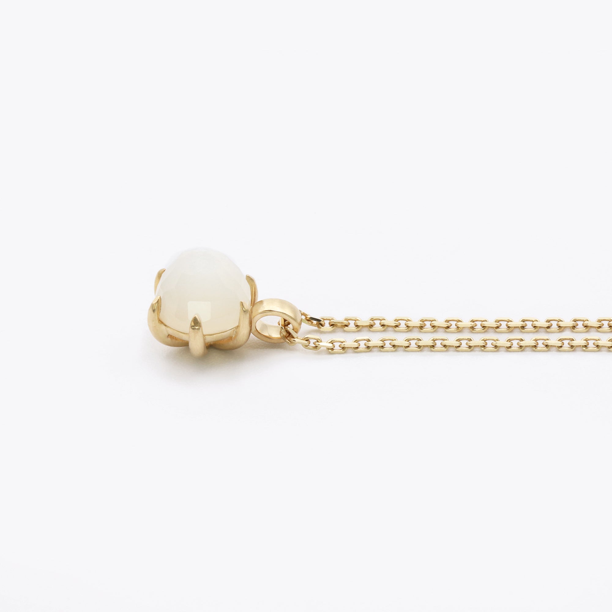 14-karaats gouden ketting met witte maansteen hanger in satin finish, luxe sieraad dat een nieuw begin en intuïtie symboliseert, narrae
