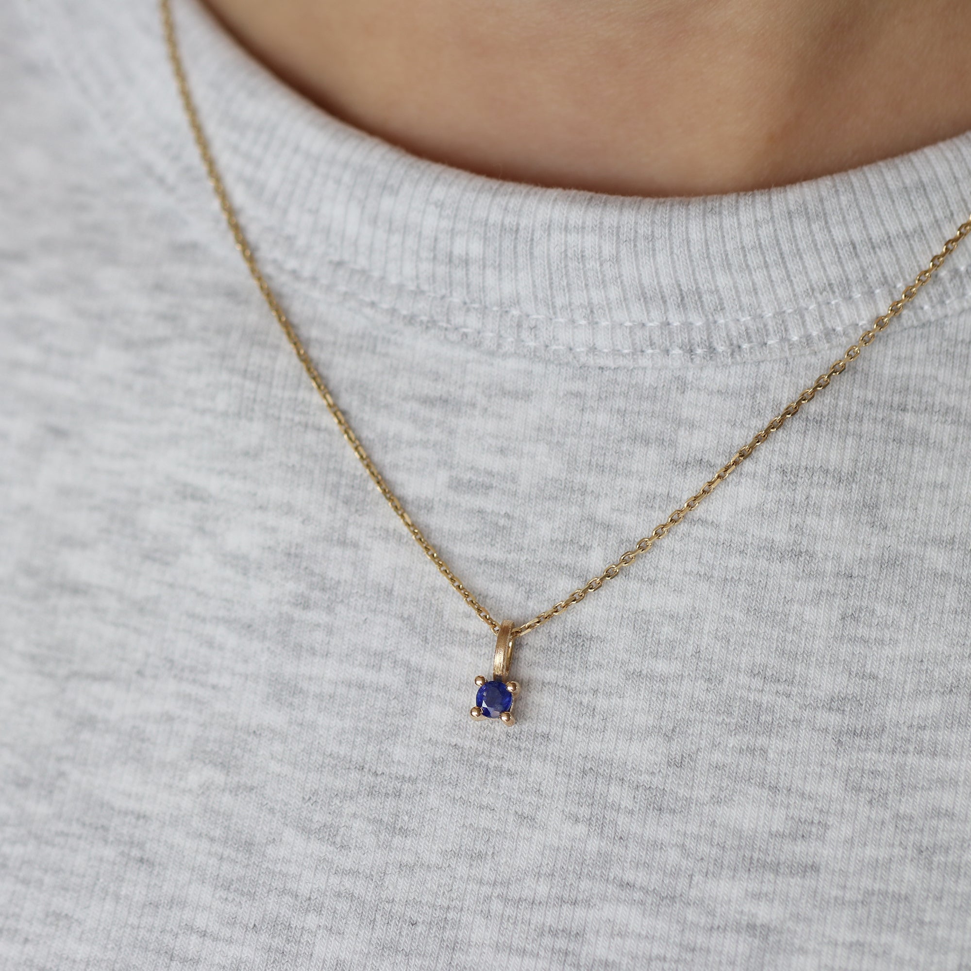 14-karaats gouden ketting met blauwe saffier hanger, september geboortesteen, gedragen om de hals, narrae