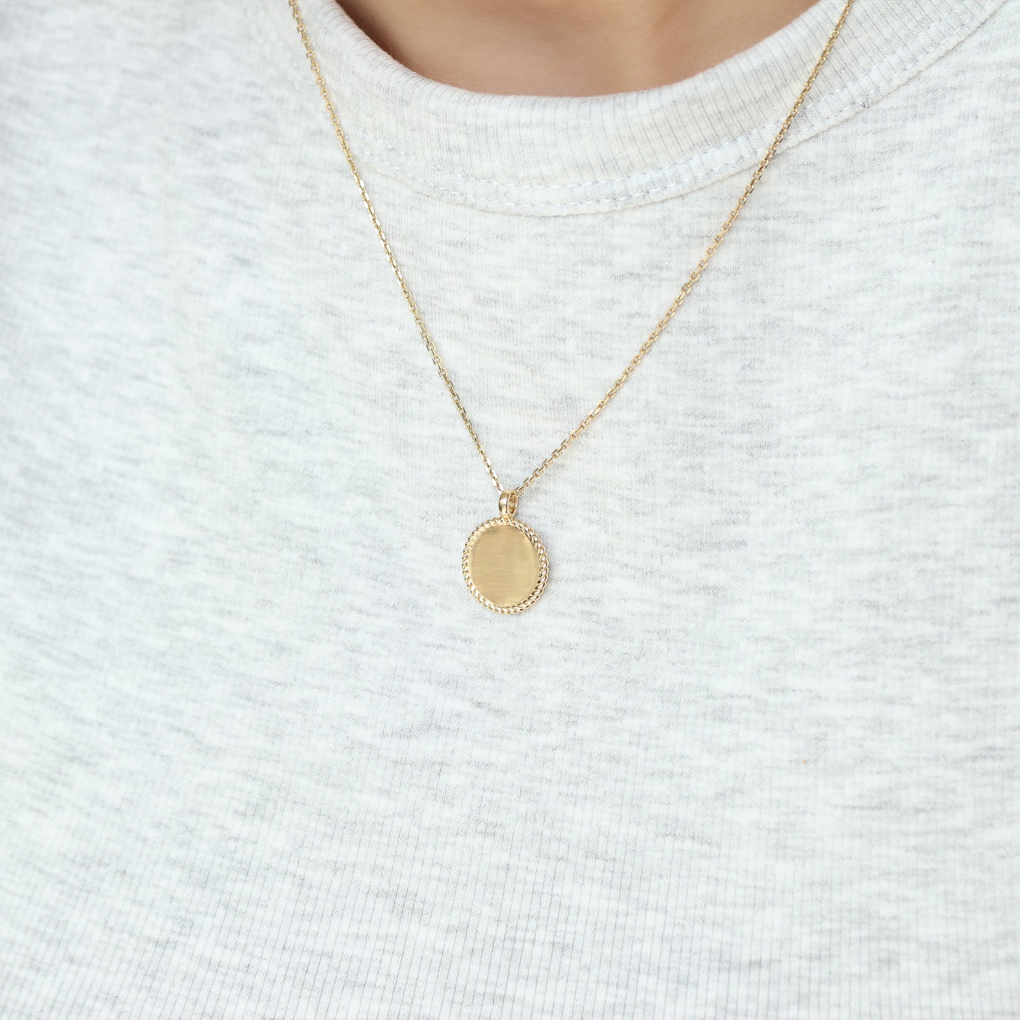 14-karaats gouden munt hanger met gedraaide rand, graveerbaar en personaliseerbaar, gedragen om hals, narrae