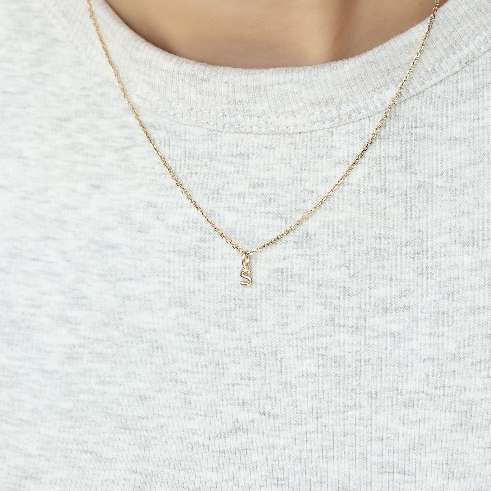14-karaats gouden mini-initiaalhanger letter S aan luxe personaliseerbare ketting, gedragen om de nek, narrae