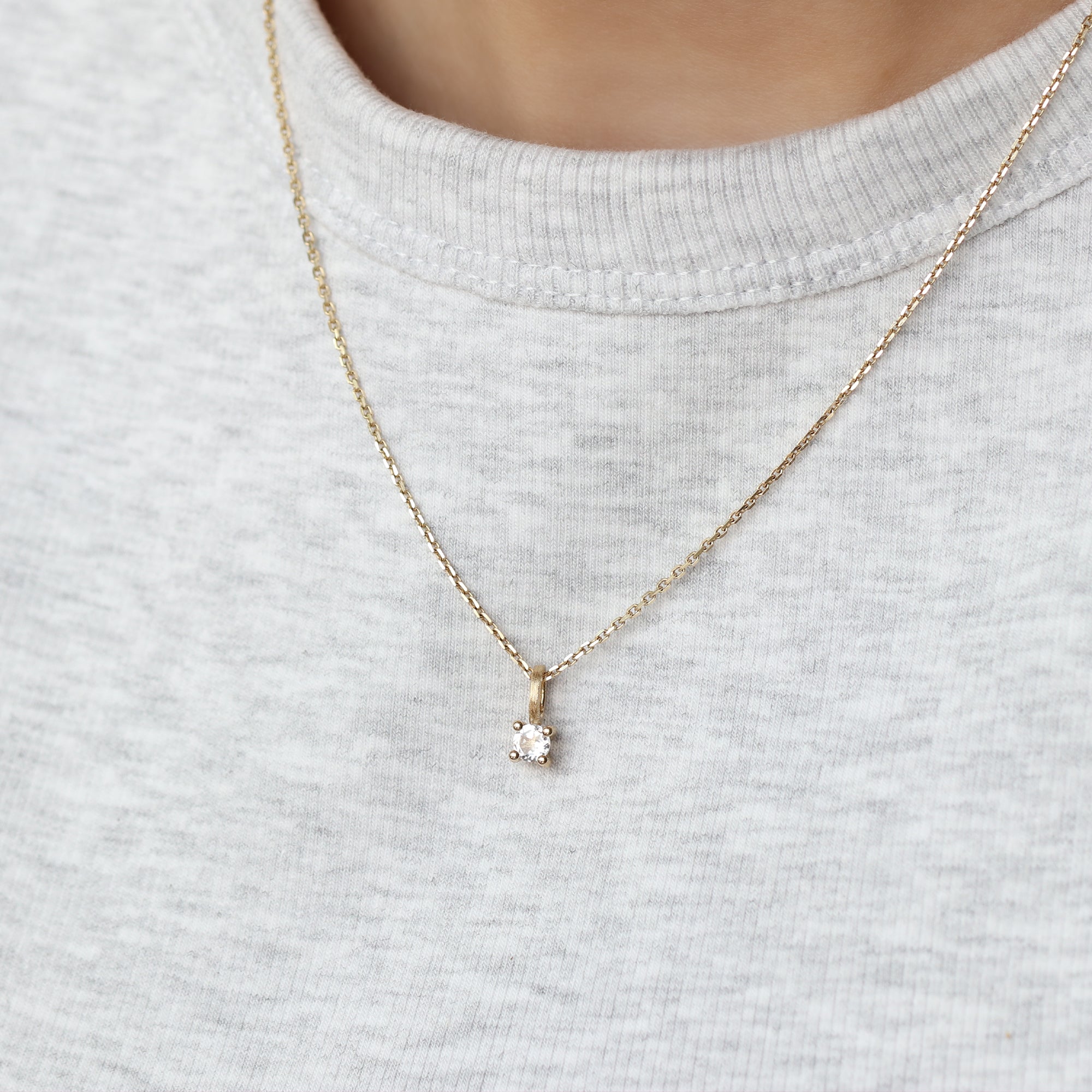14-karaats gouden ketting met witte topaas hanger, april geboortesteen, gedragen om de hals, narrae