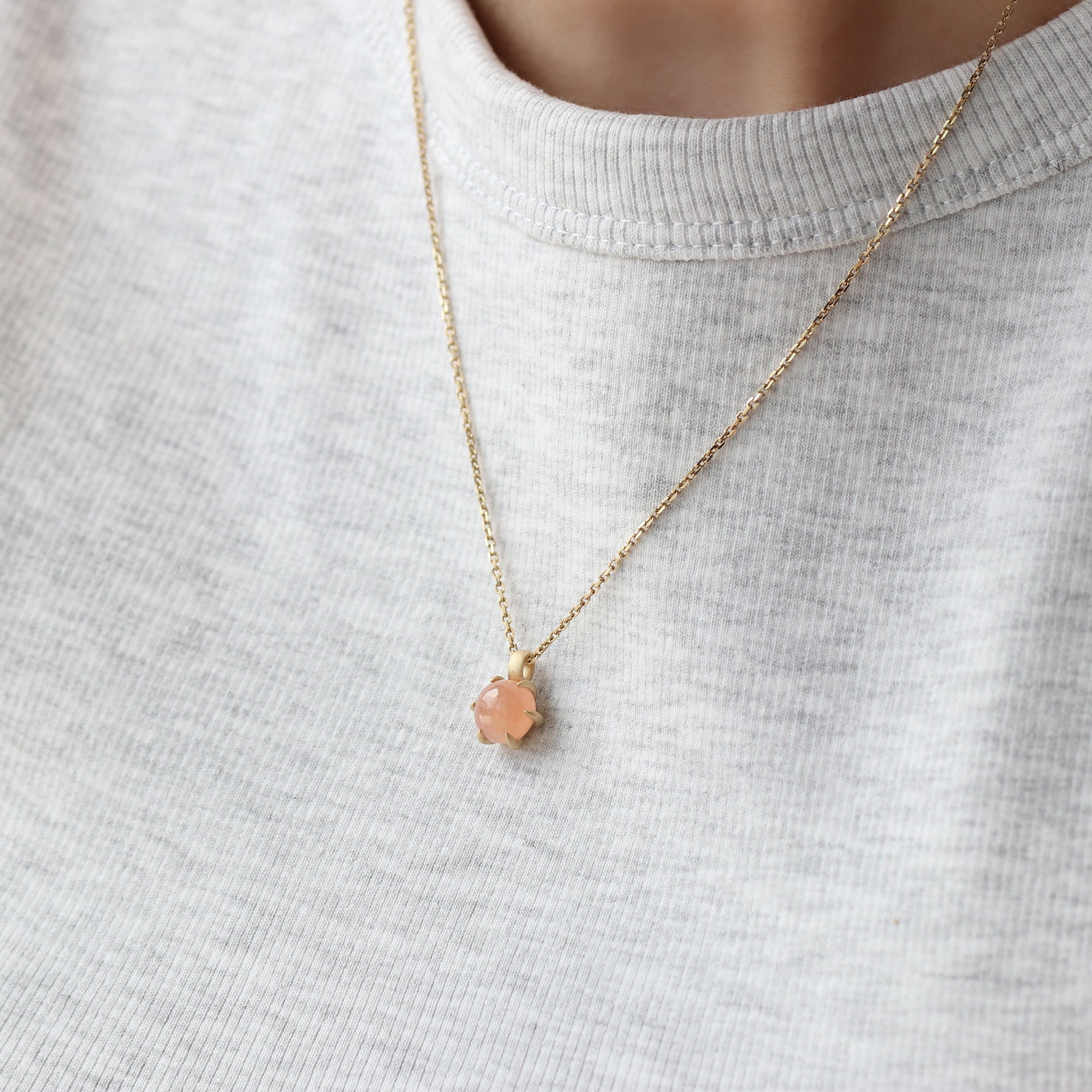 14-karaats gouden ketting met perzik maansteen hanger in sandblast finish, symbool voor liefde en intuïtie, gedragen om de hals, narrae