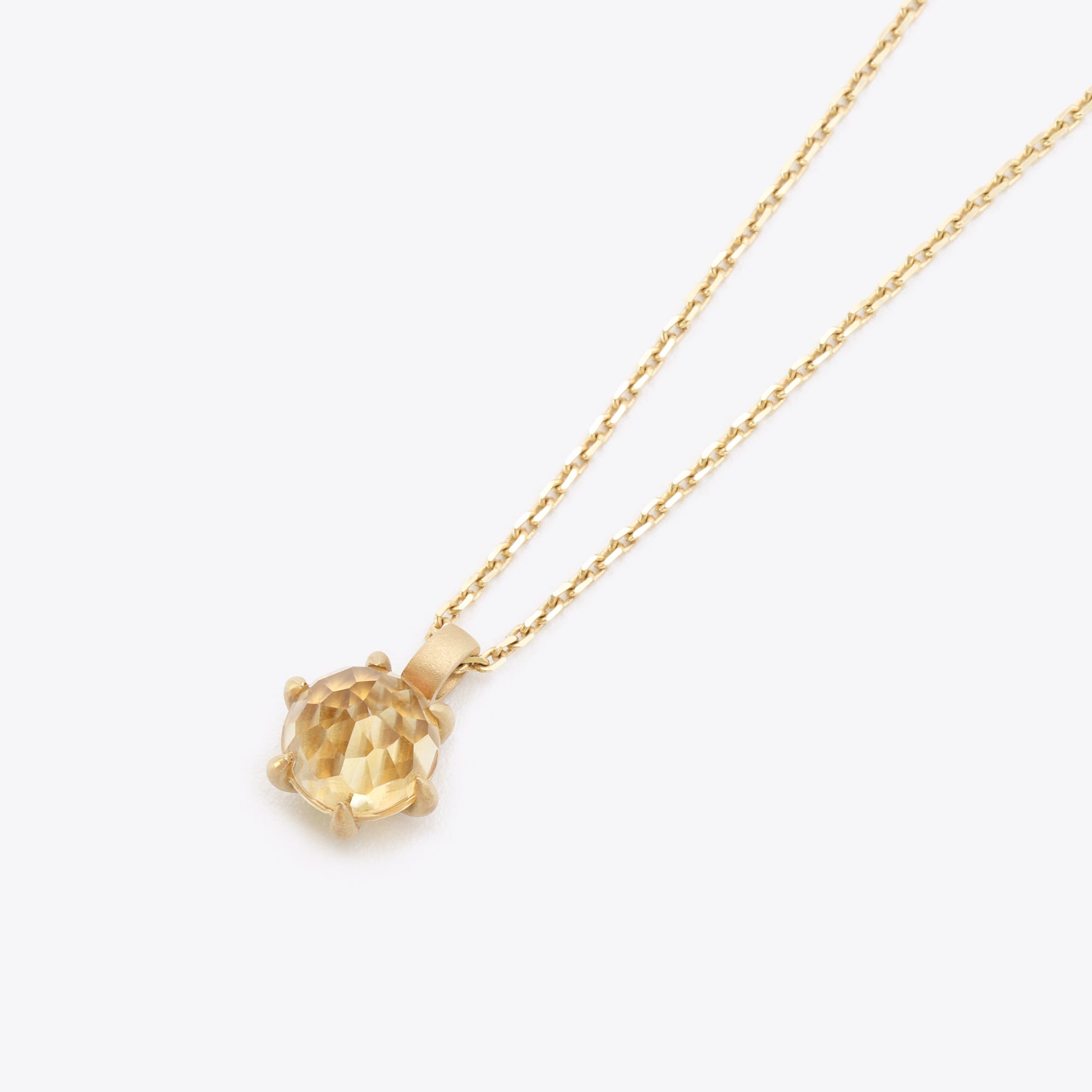 14-karaats gouden ketting met citrien hanger in sandblast finish, luxe sieraad dat geluk en voorspoed symboliseert, narrae