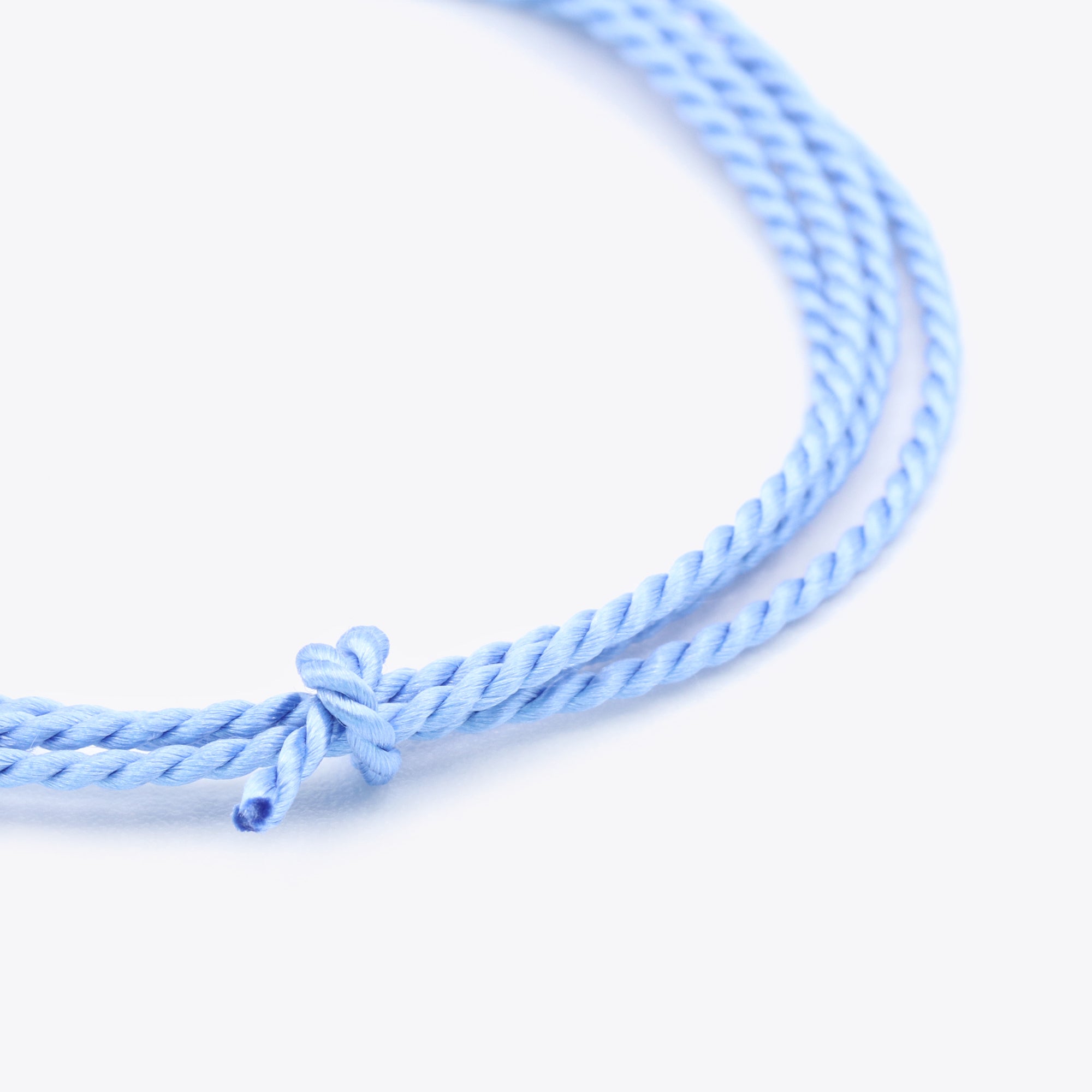 Close-up van blauw natuursatijn koord voor het maken van een armband of ketting