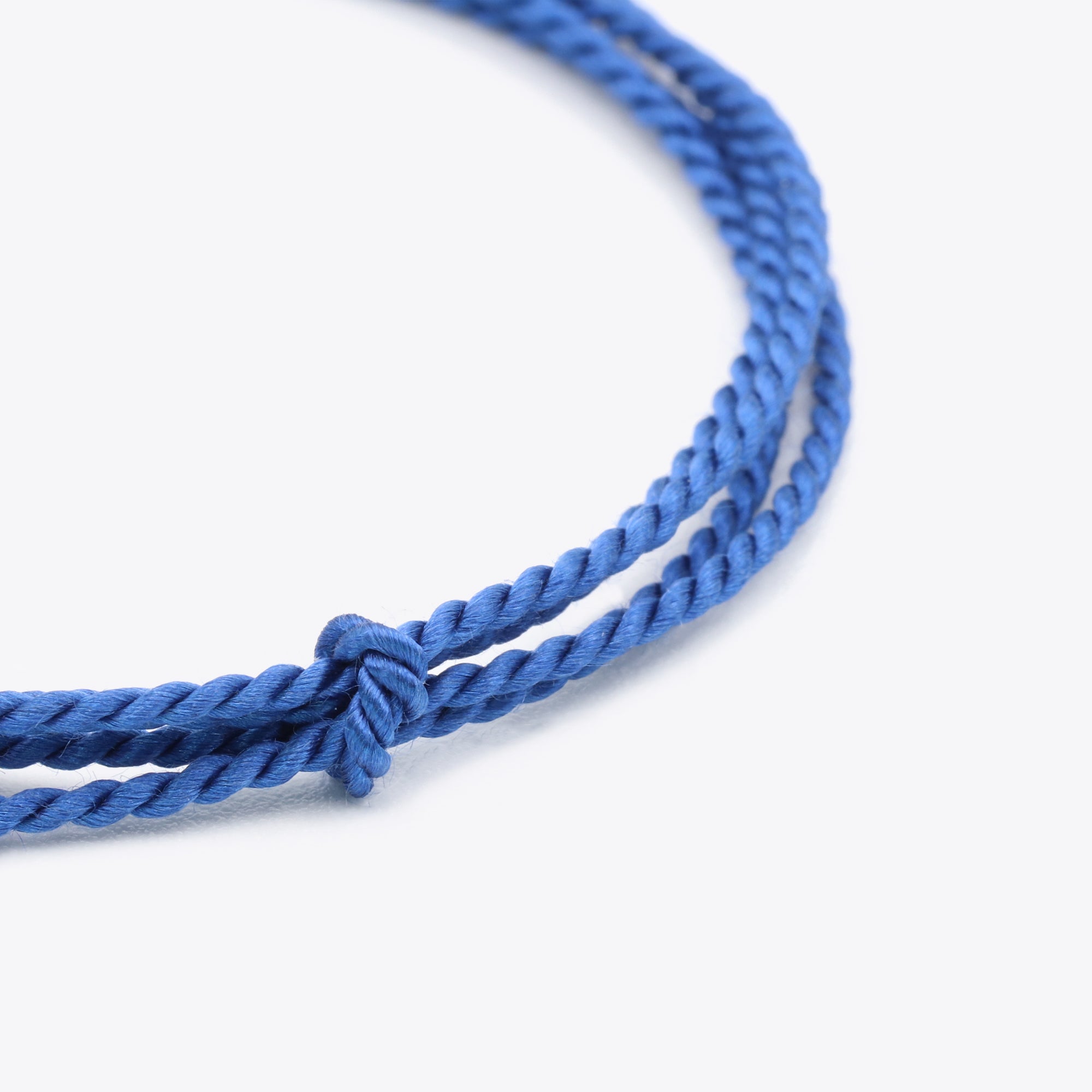 Close-up van donkerblauw natuursatijn koord voor het maken van een armband of ketting