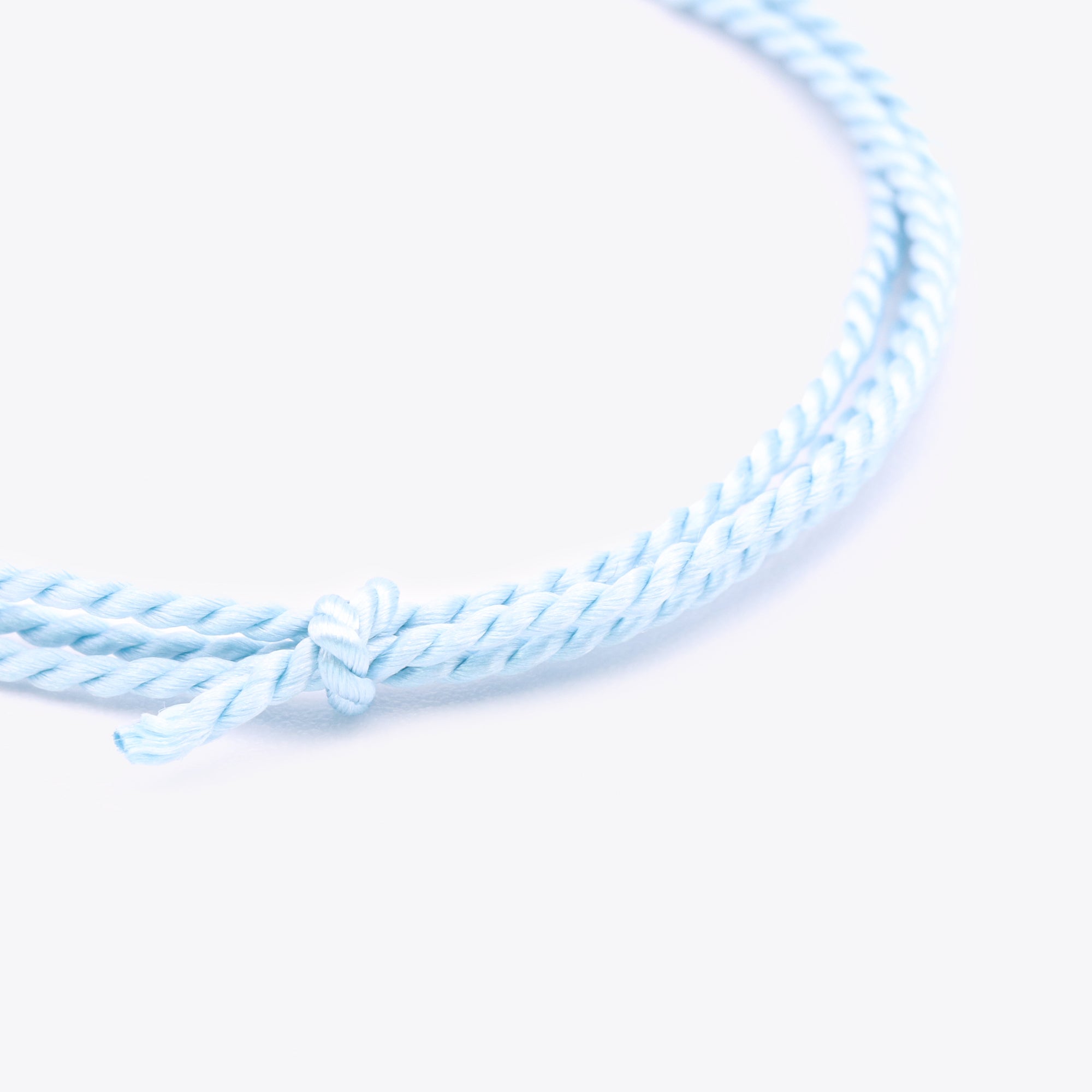 Close-up van turquoise natuursatijn koord voor het maken van een armband of ketting
