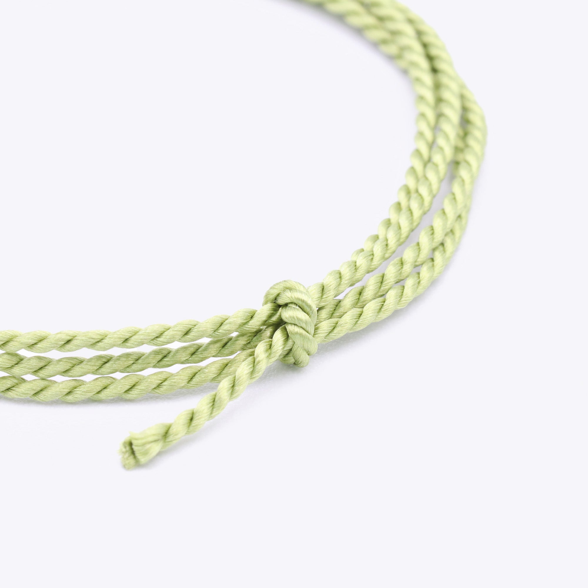 Close-up van lichtgroen natuursatijn koord voor het maken van een armband of ketting