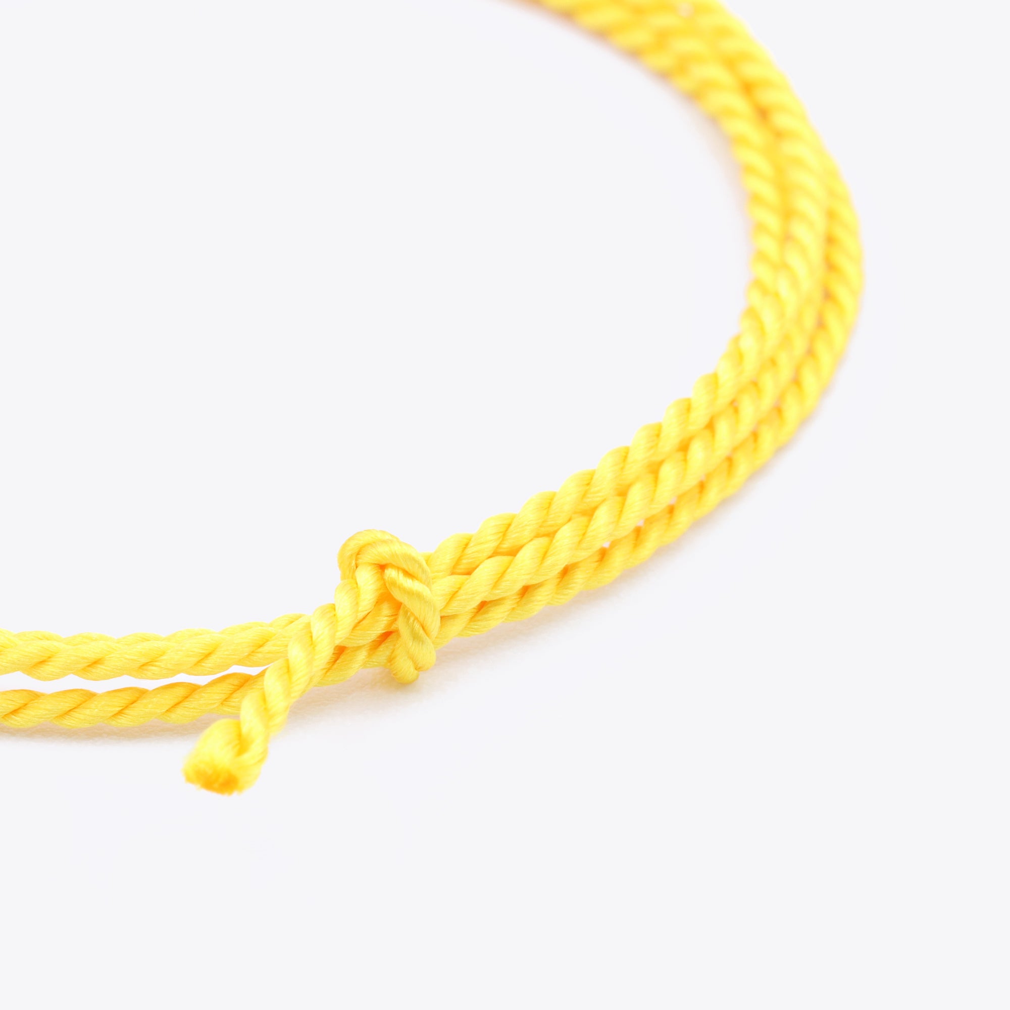 Close-up van geel natuursatijn koord voor het maken van een armband of ketting