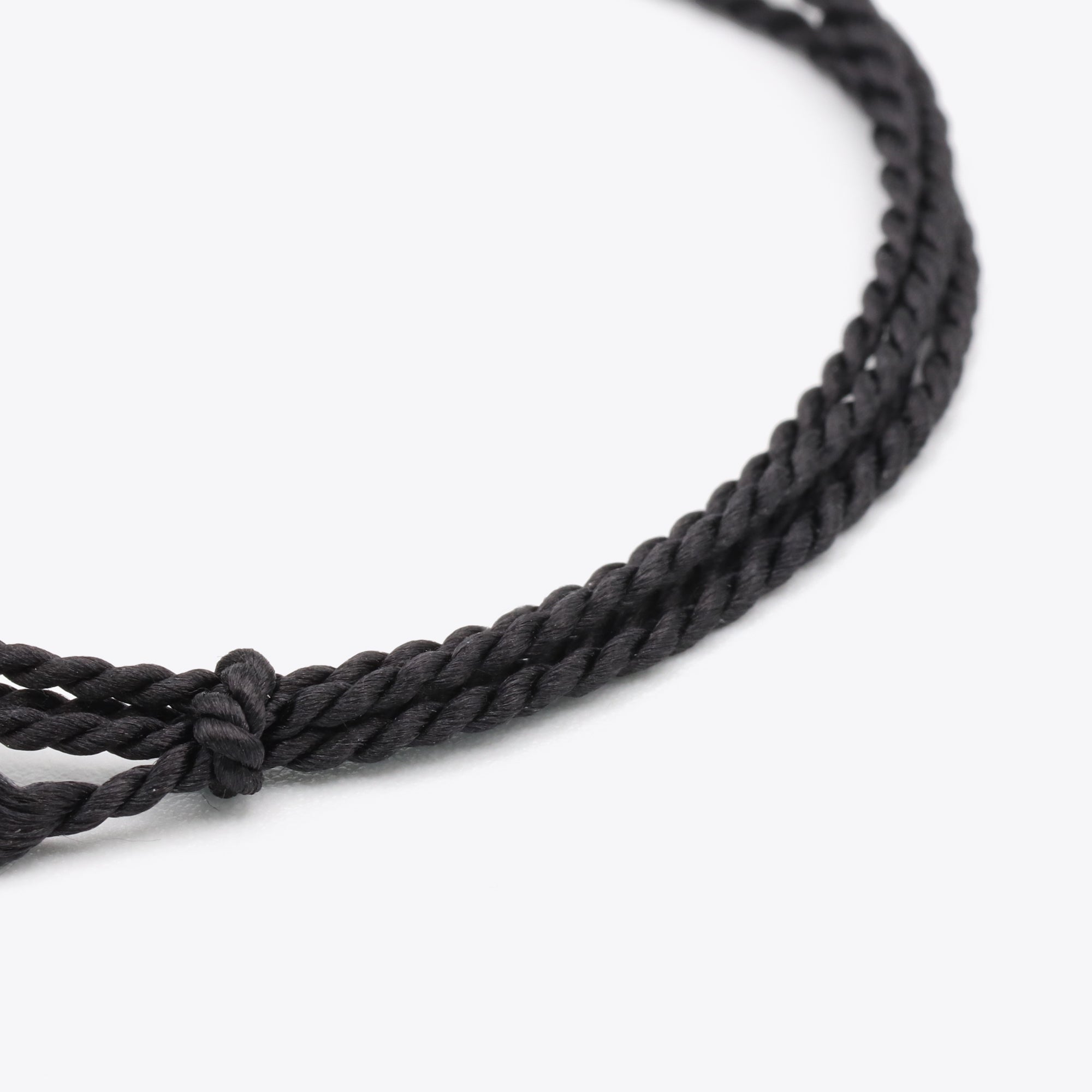 Close-up van zwart natuursatijn koord voor het maken van een armband of ketting